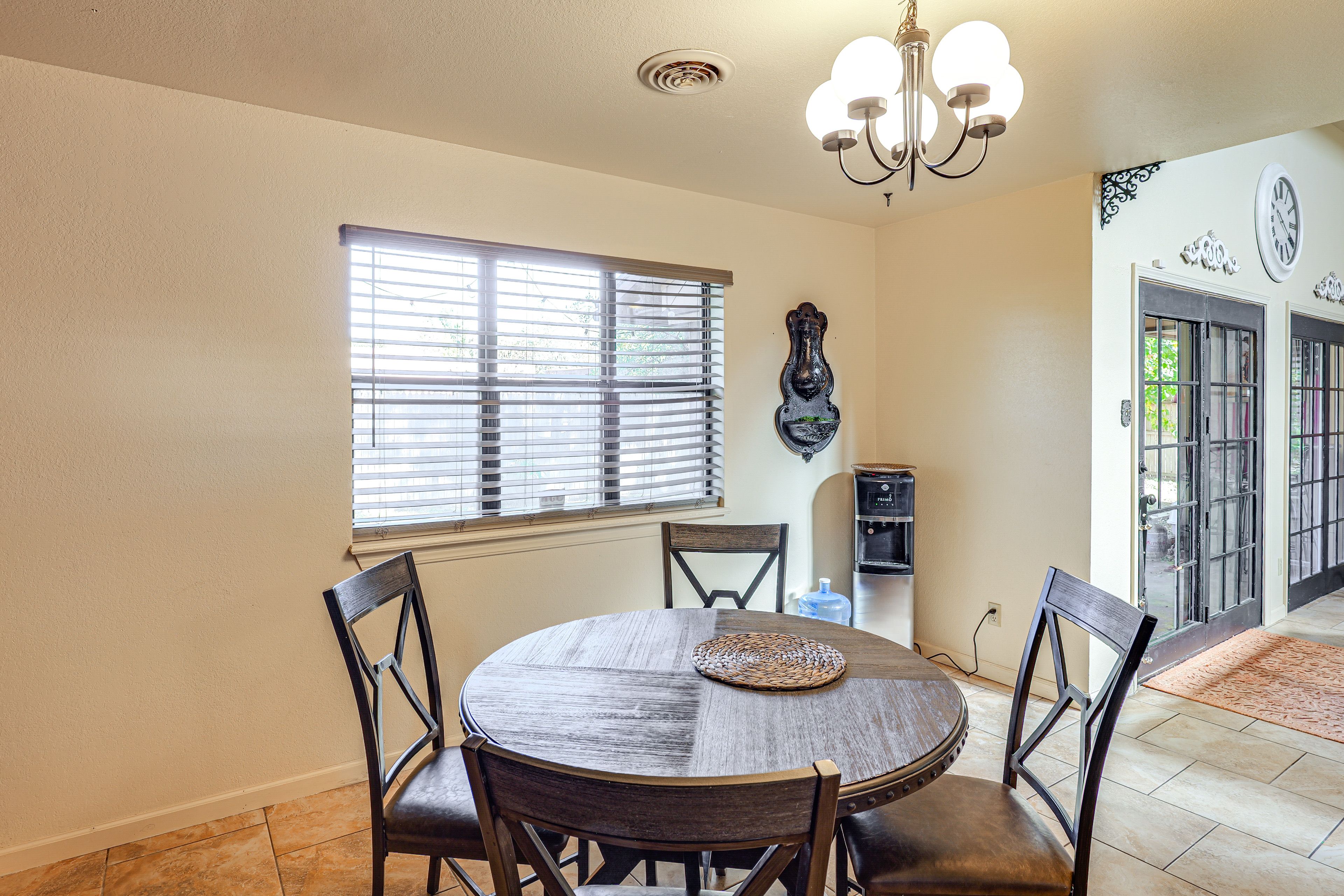 Dining Room | Dishware/Flatware Provided | Coffee Bar