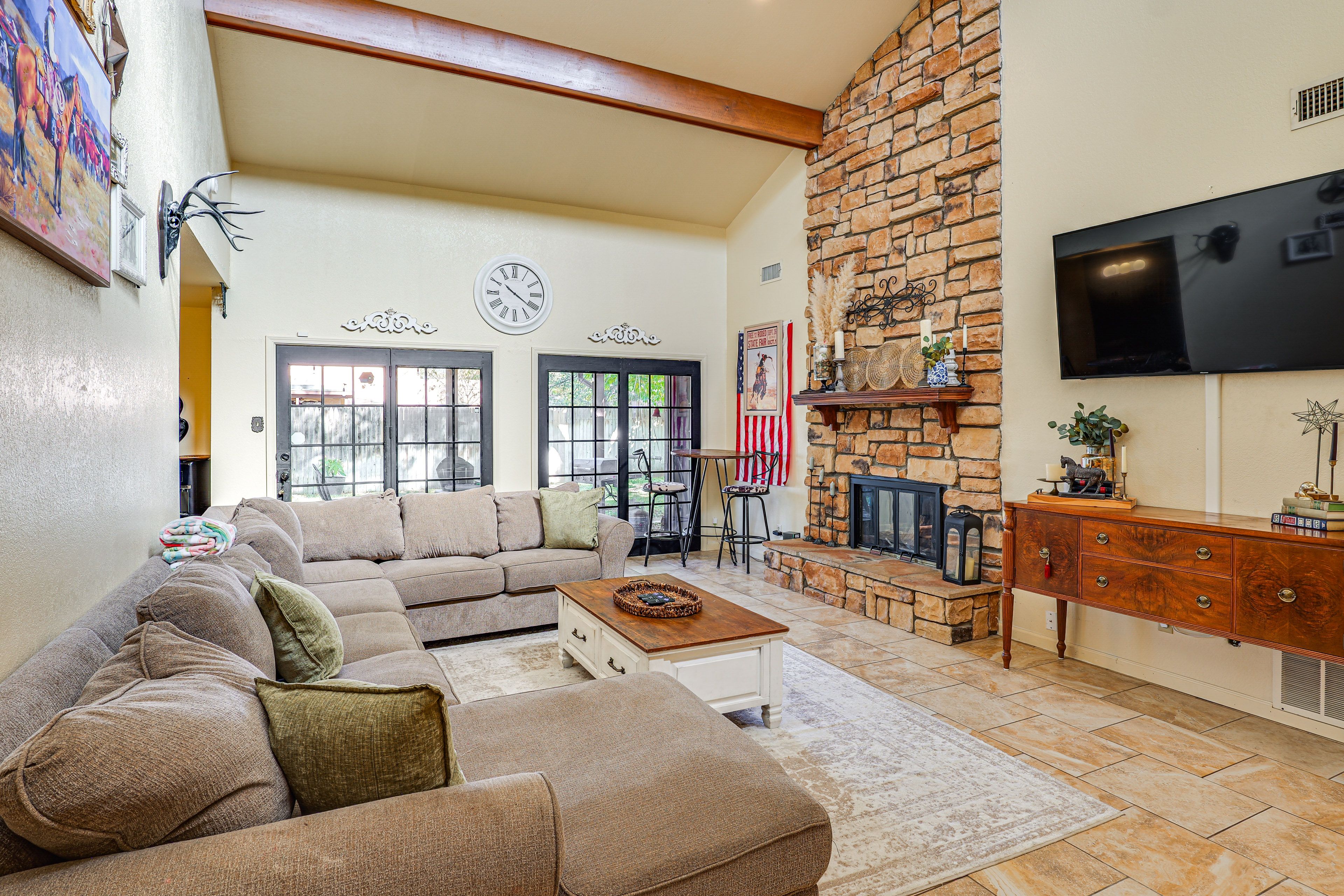 Living Room | Free WiFi | Central A/C | Smart TV