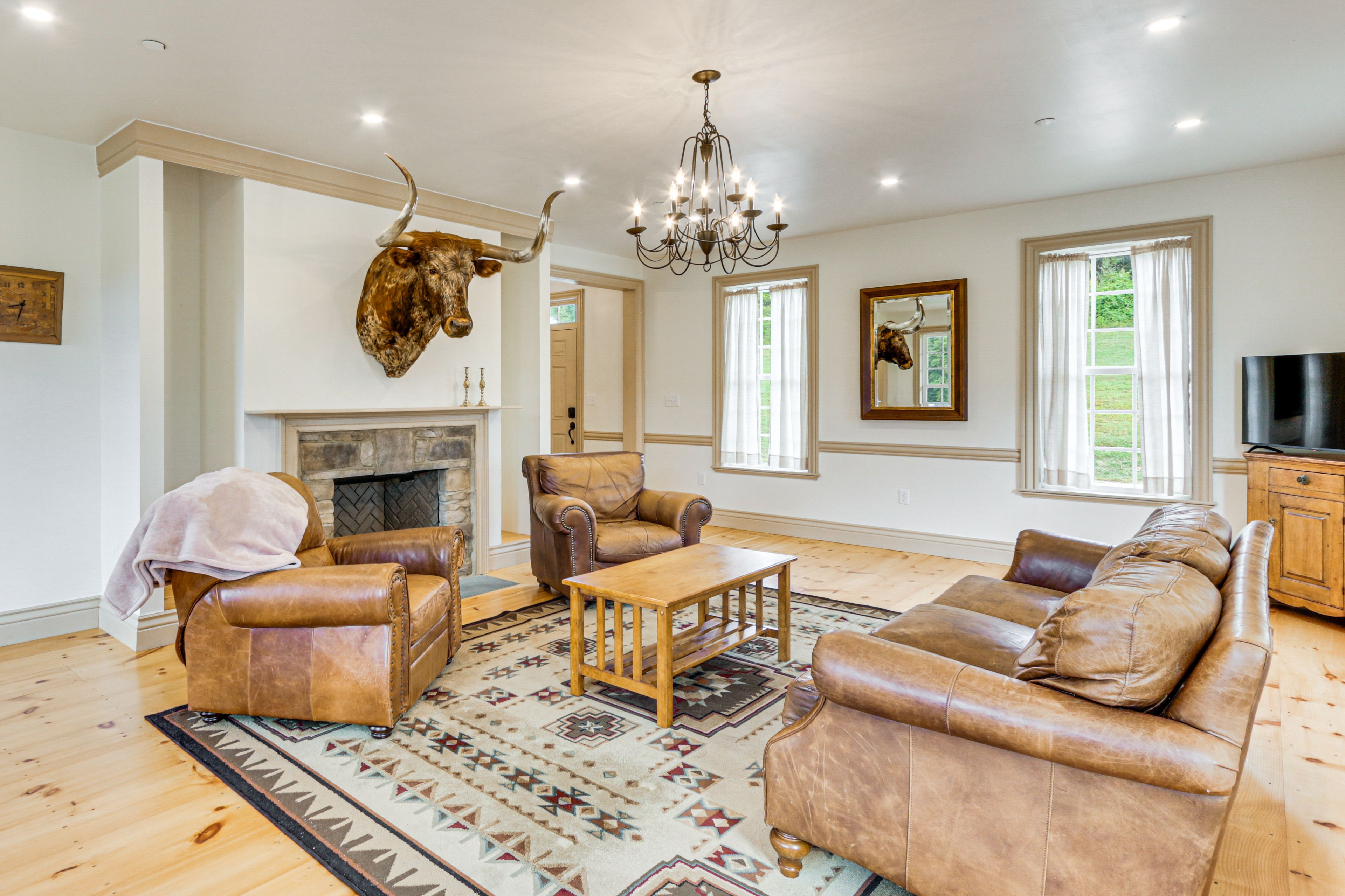 Living Room | 1st Floor | Free WiFi | Smart TV