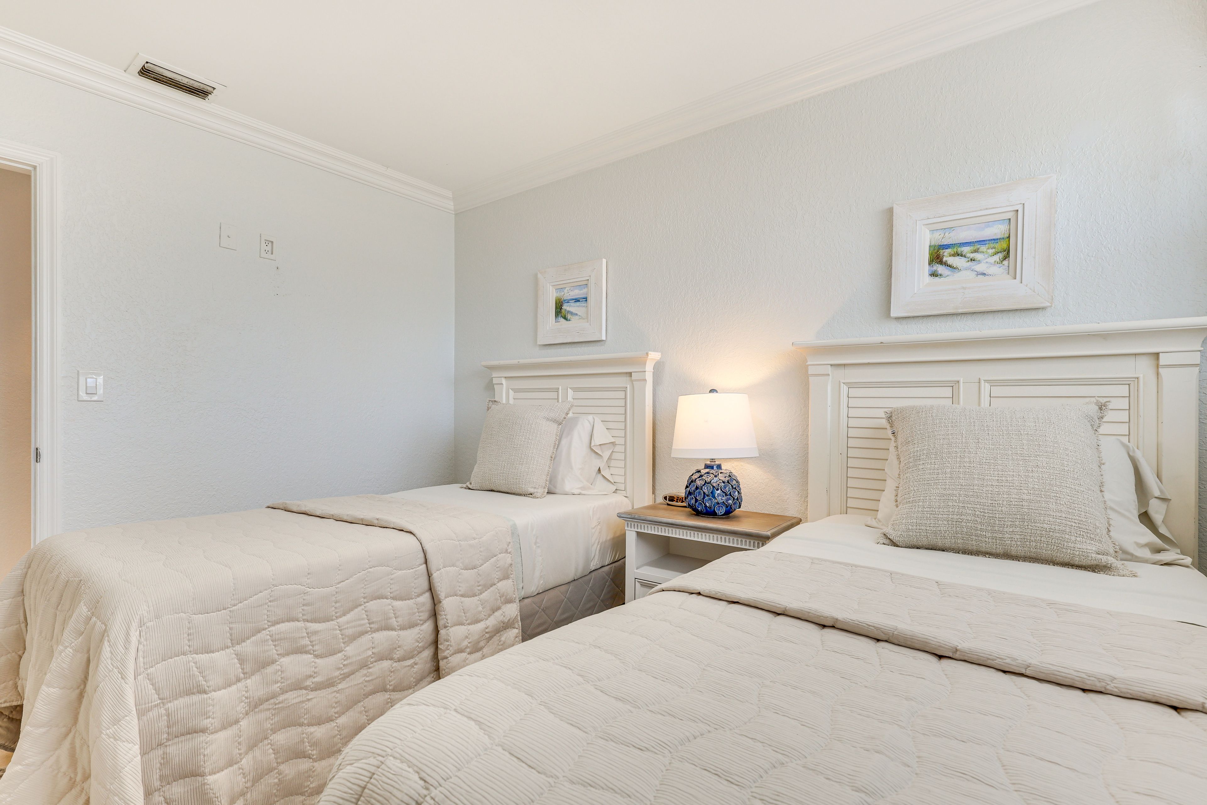 Bedroom 3 | 2 Twin Beds | Smart TV