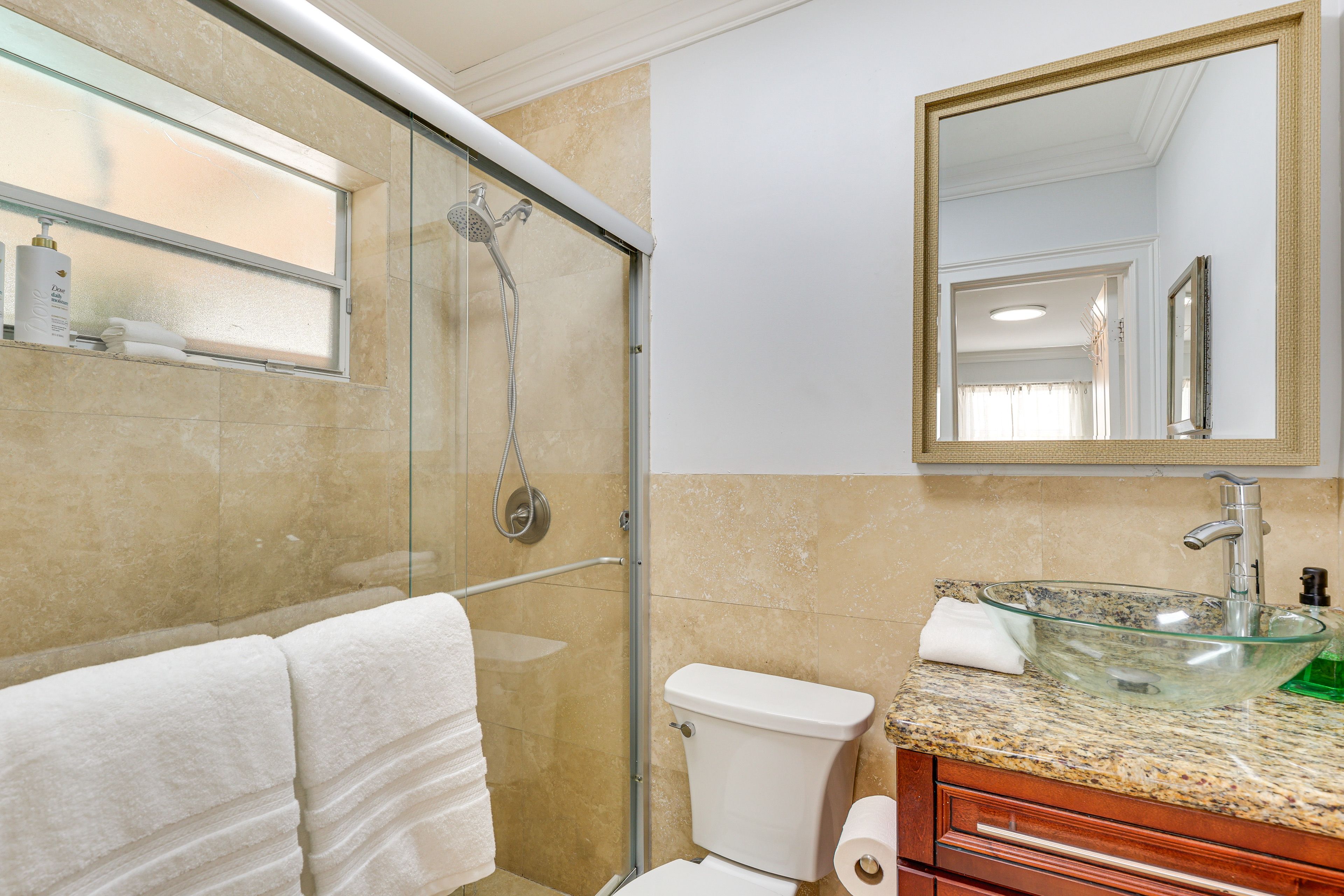 Full Bathroom | Towels Provided