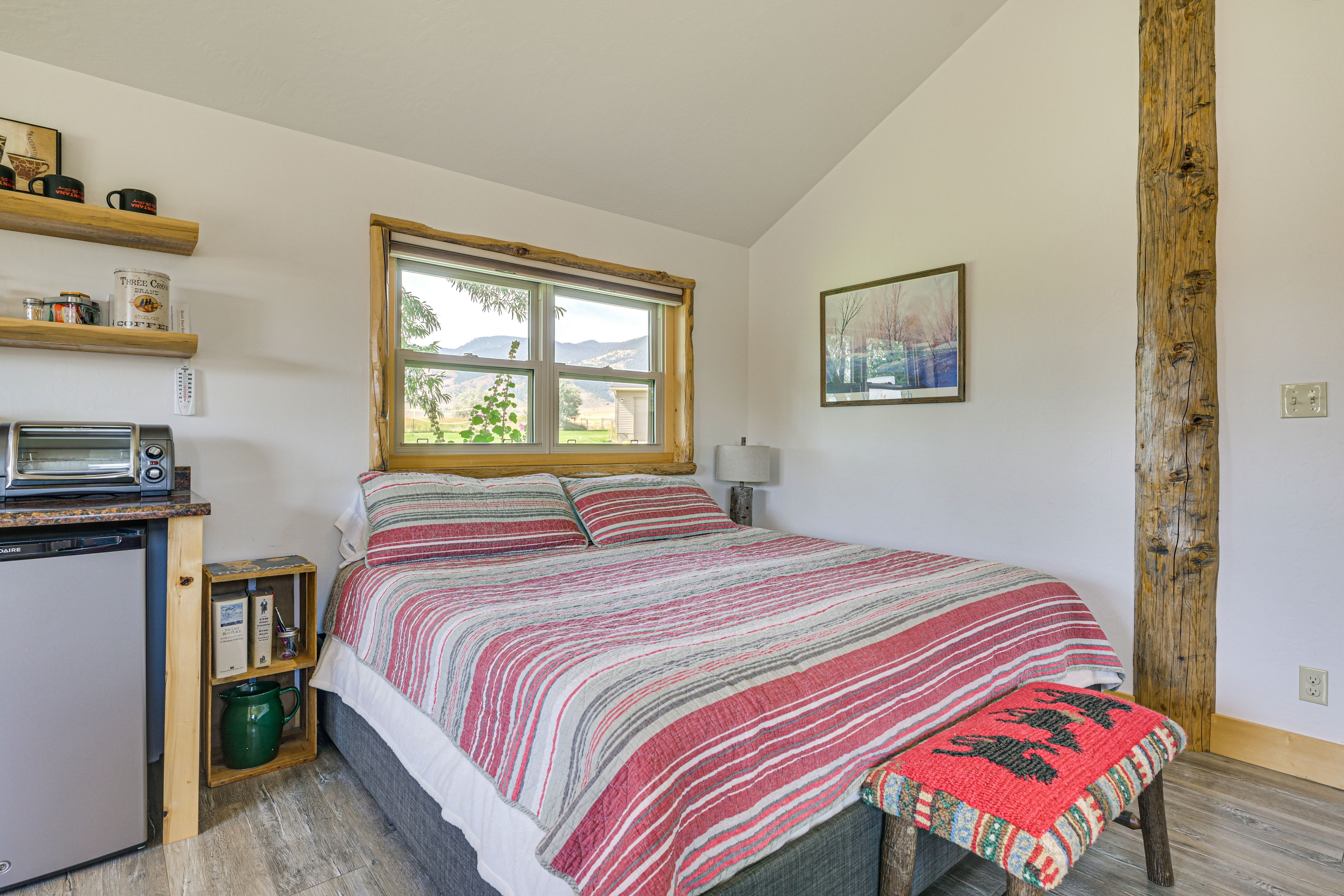 Living Room | King Bed