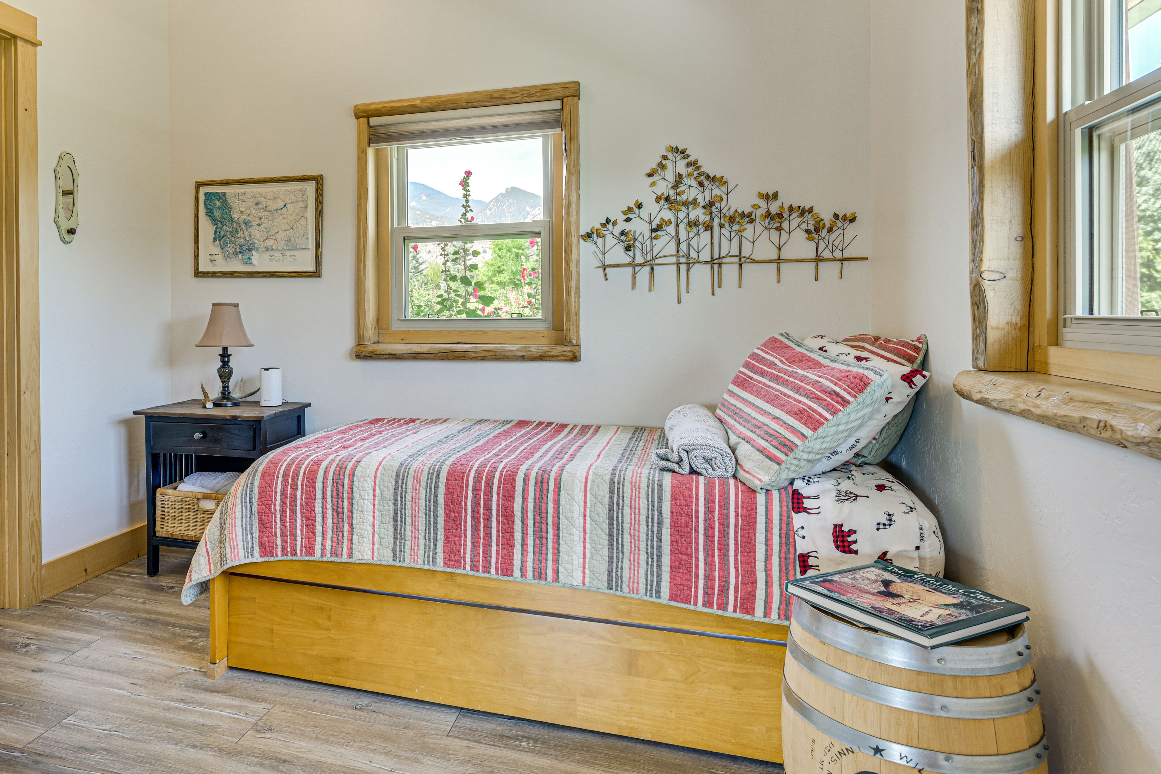 Bedroom | Twin Bed w/ Twin Trundle