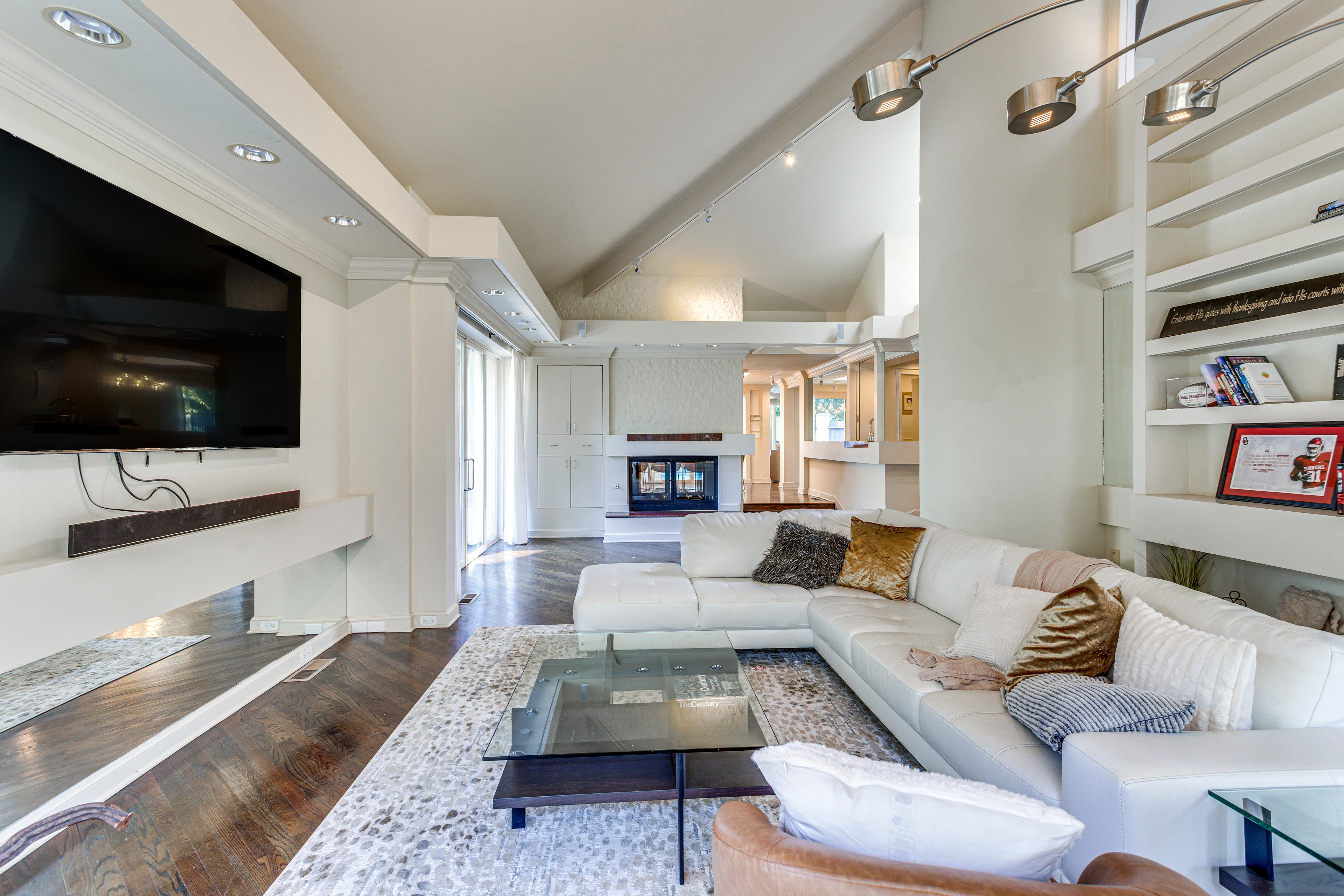 Living Room | Free WiFi | Central Heating & A/C | Smart TV | Main Floor