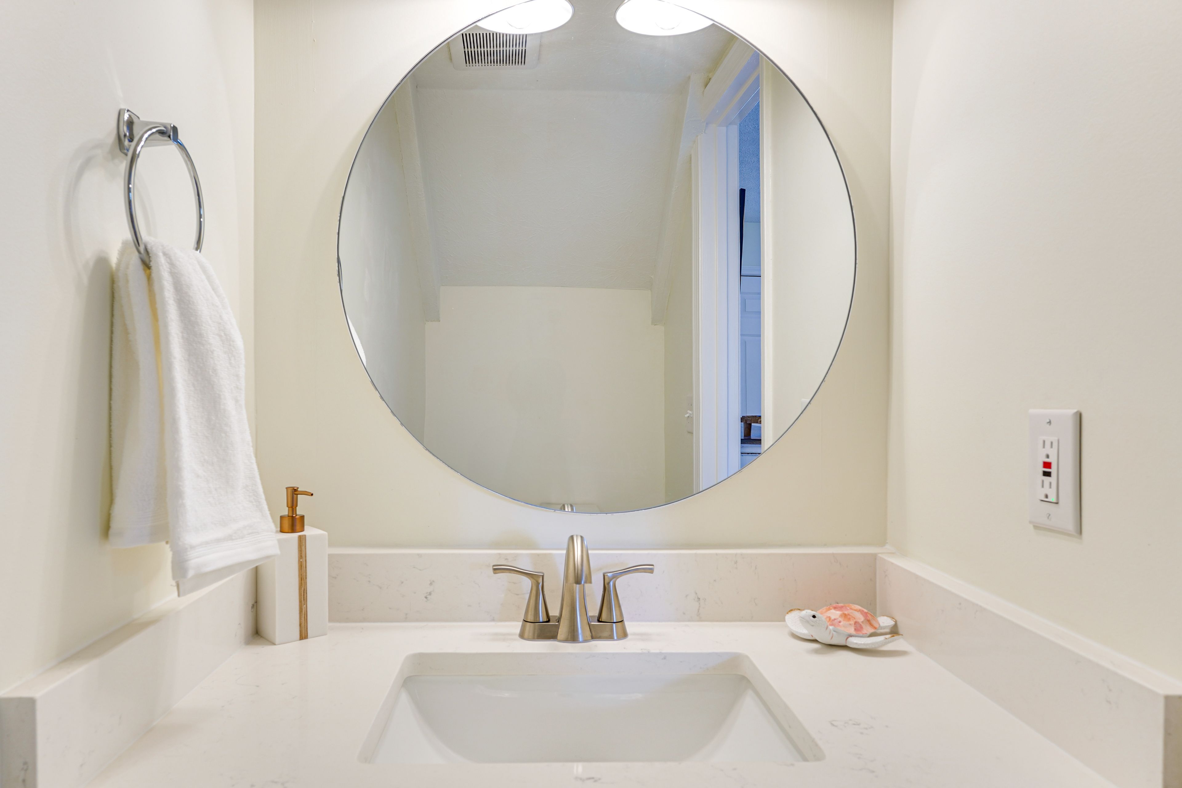 Half Bathroom | 1st Floor | Towels Provided