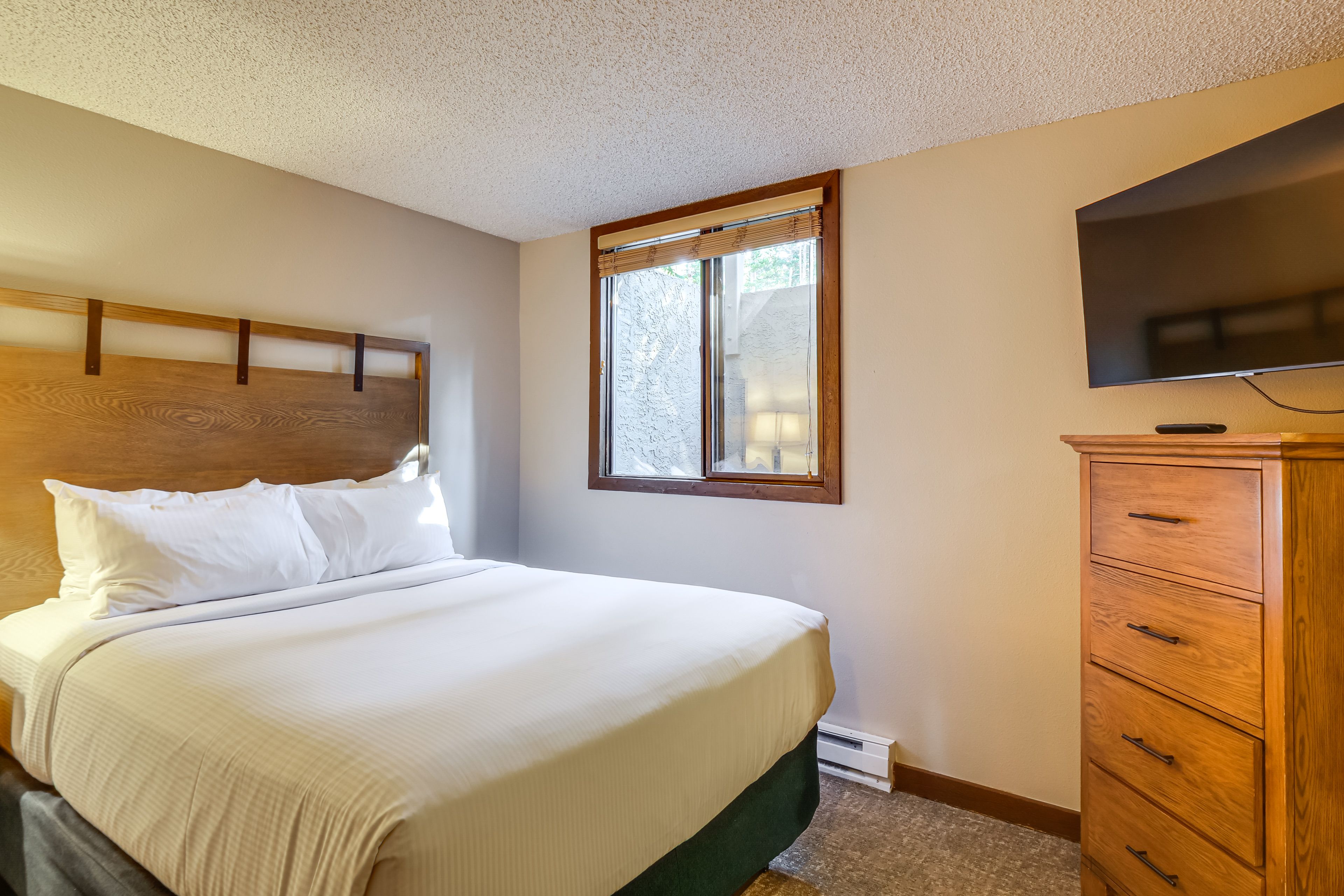 Bedroom 2 | Queen Bed | Lower Level