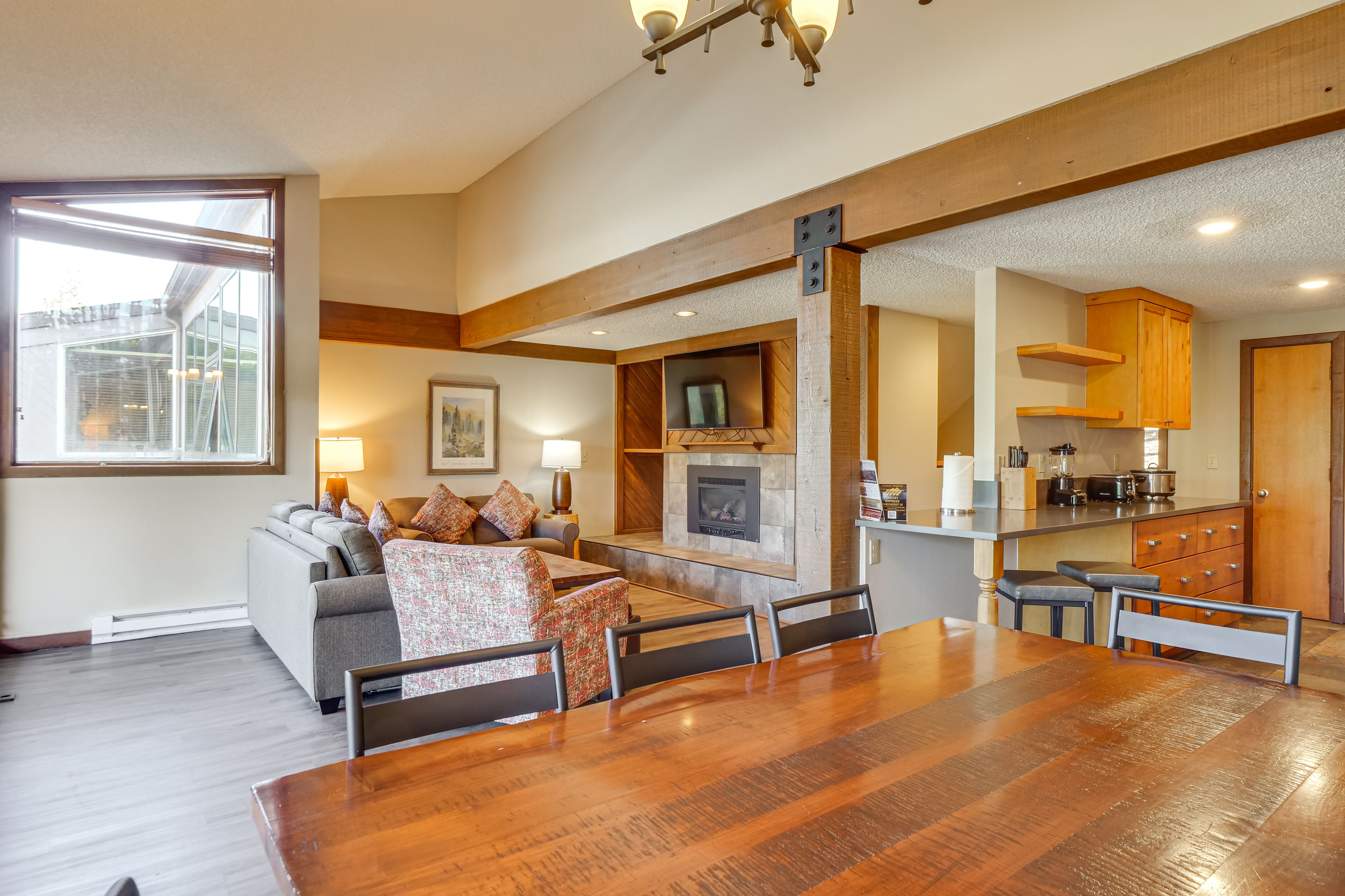 Dining Area | Dishware/Flatware Provided | Upper Level