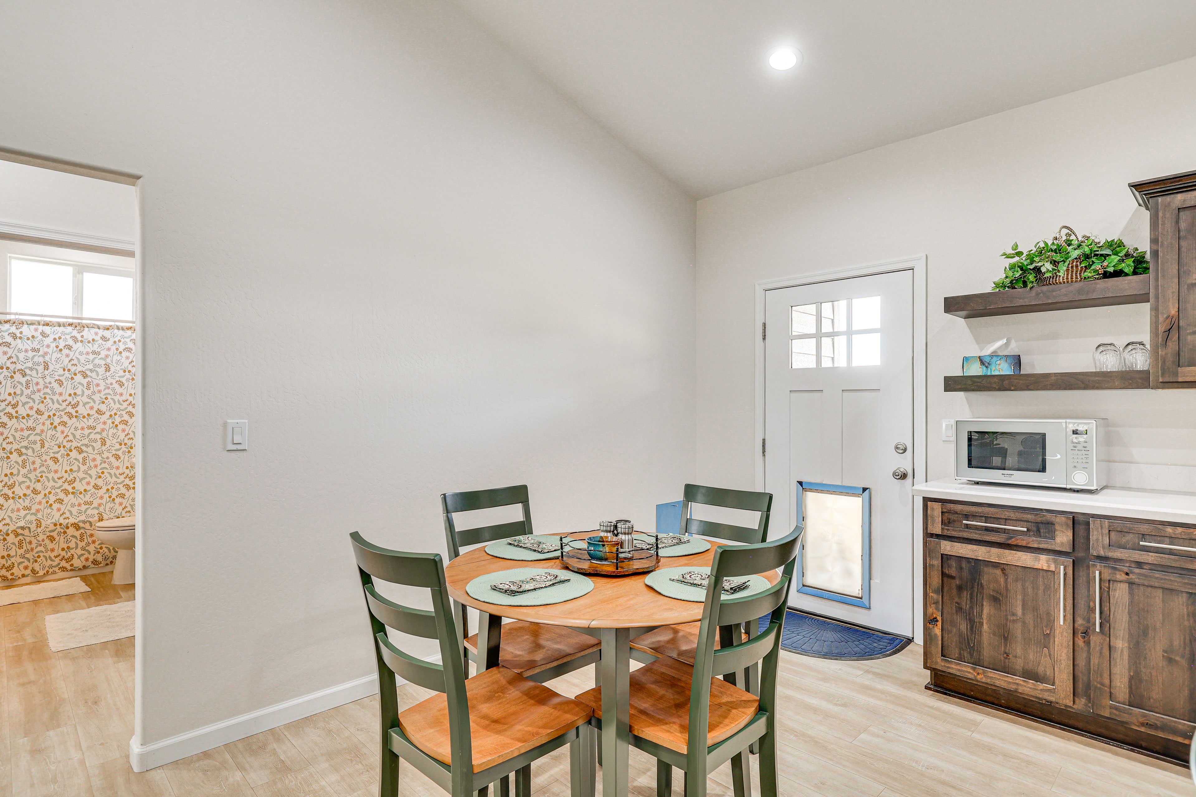 Dining Area | Dishware/Flatware Provided