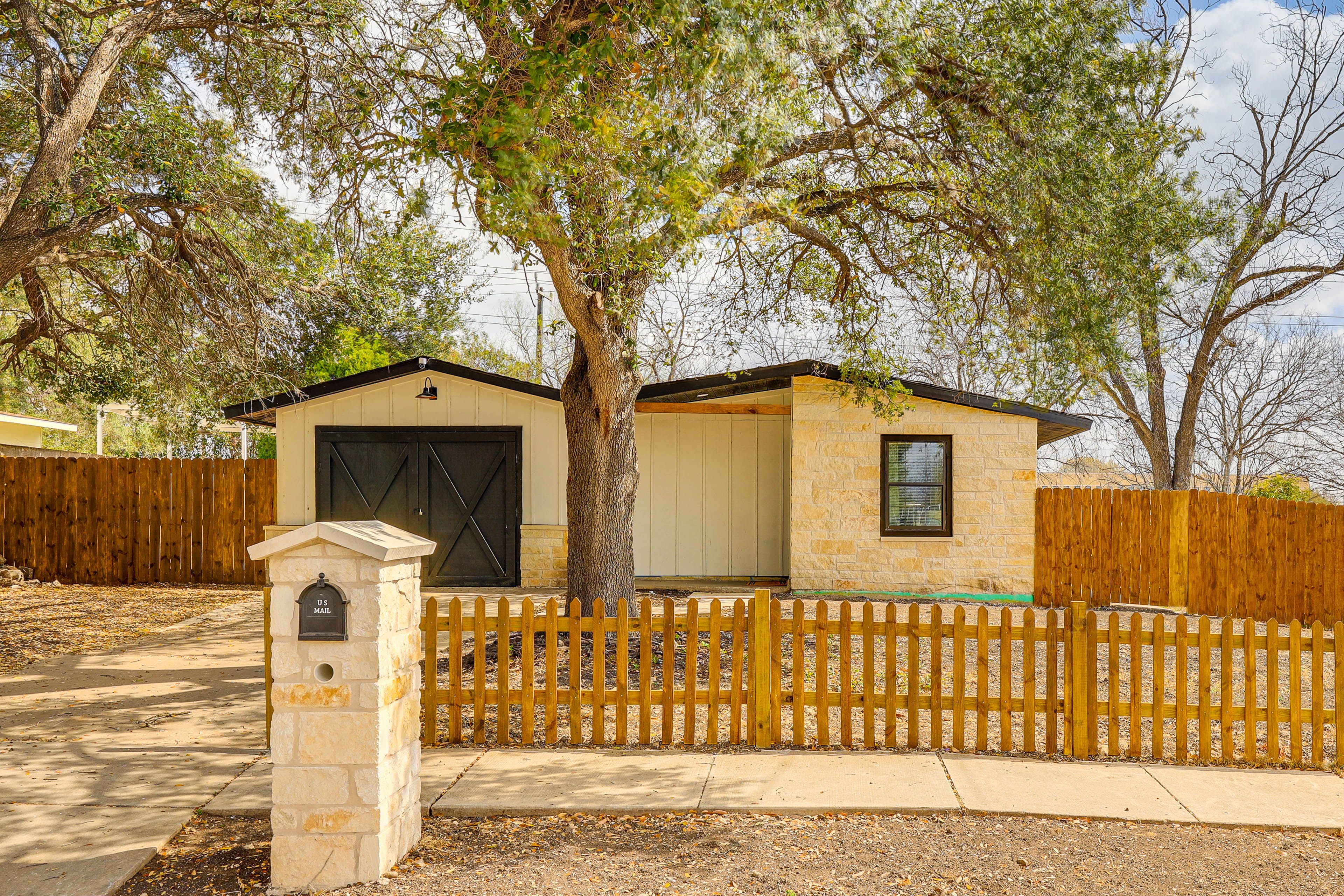 Single-Story House | 15 Mi to Downtown