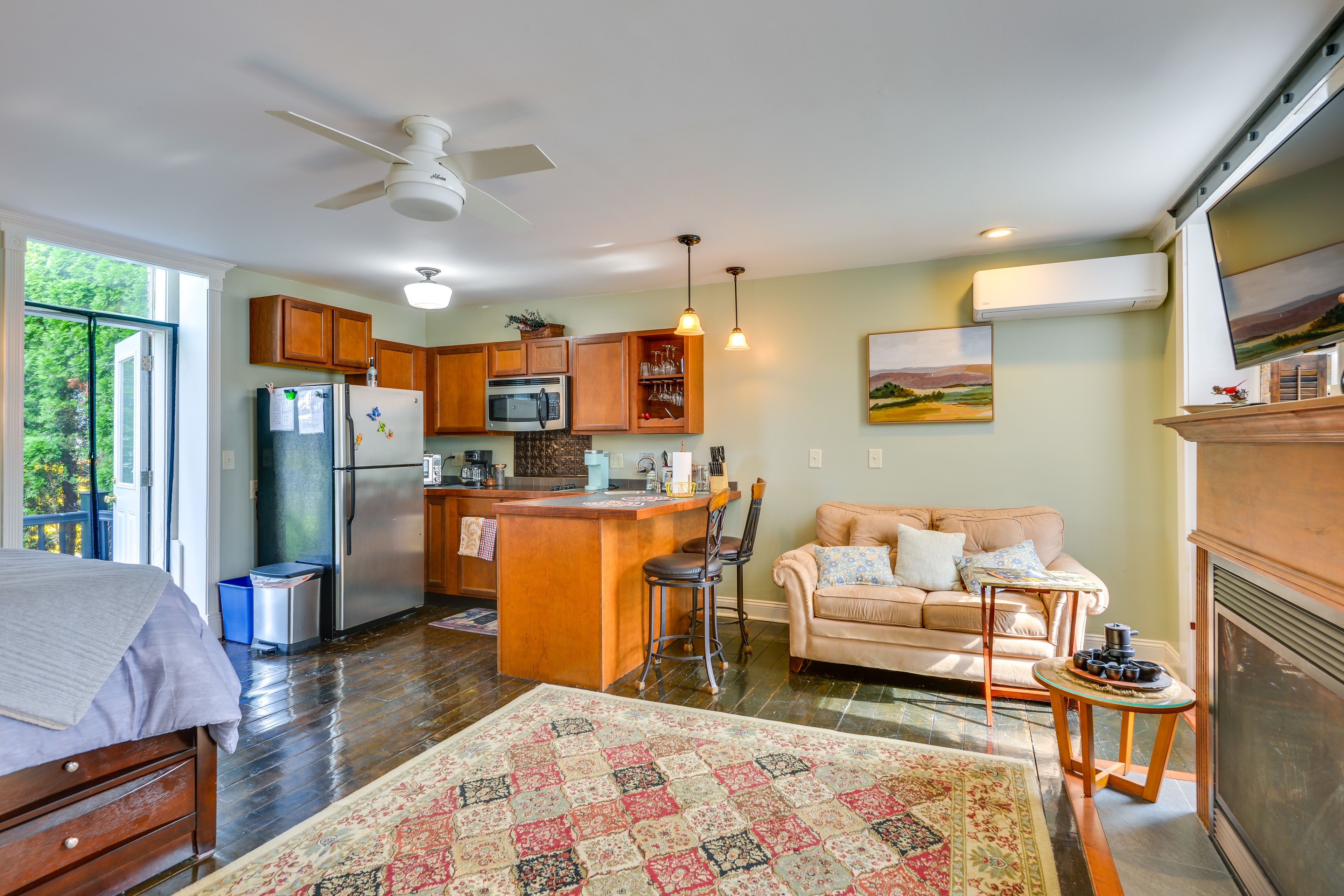 Living Area | Smart TV | Free WiFi | Central Air Conditioning/Heat