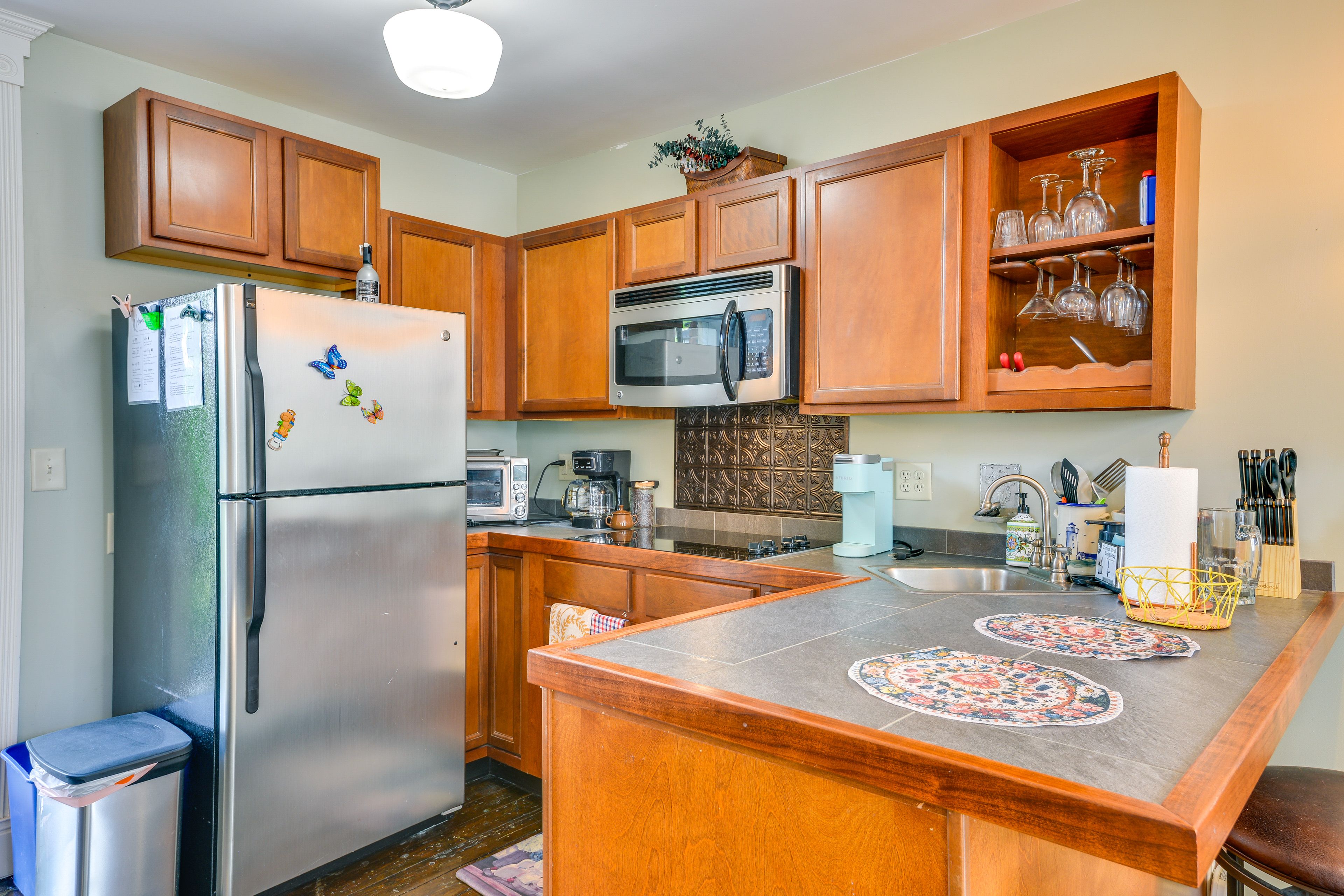 Kitchenette | Dishwasher | Drip & Keurig Coffee Makers | Breakfast Bar