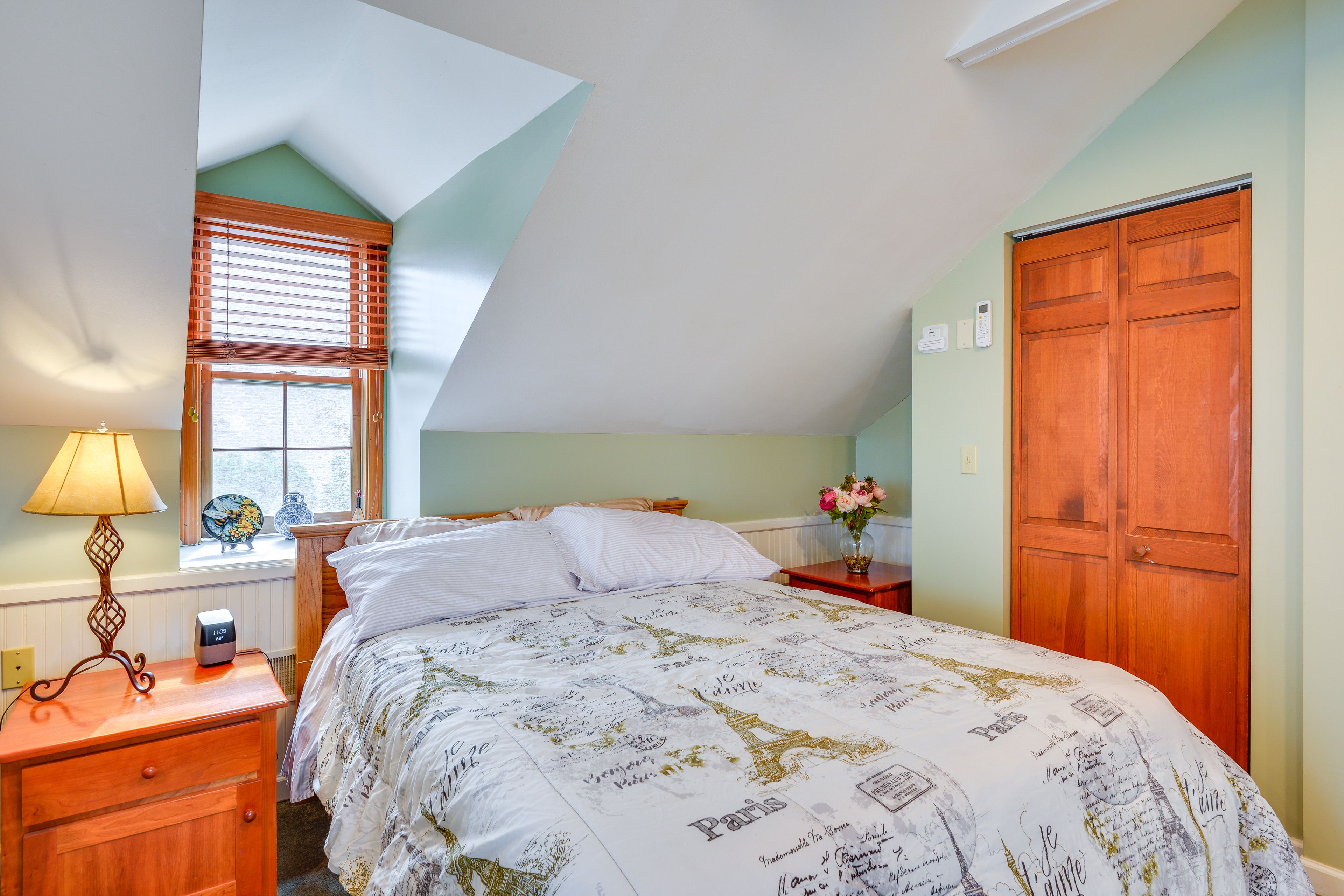 Studio | Queen Bed | Main Level