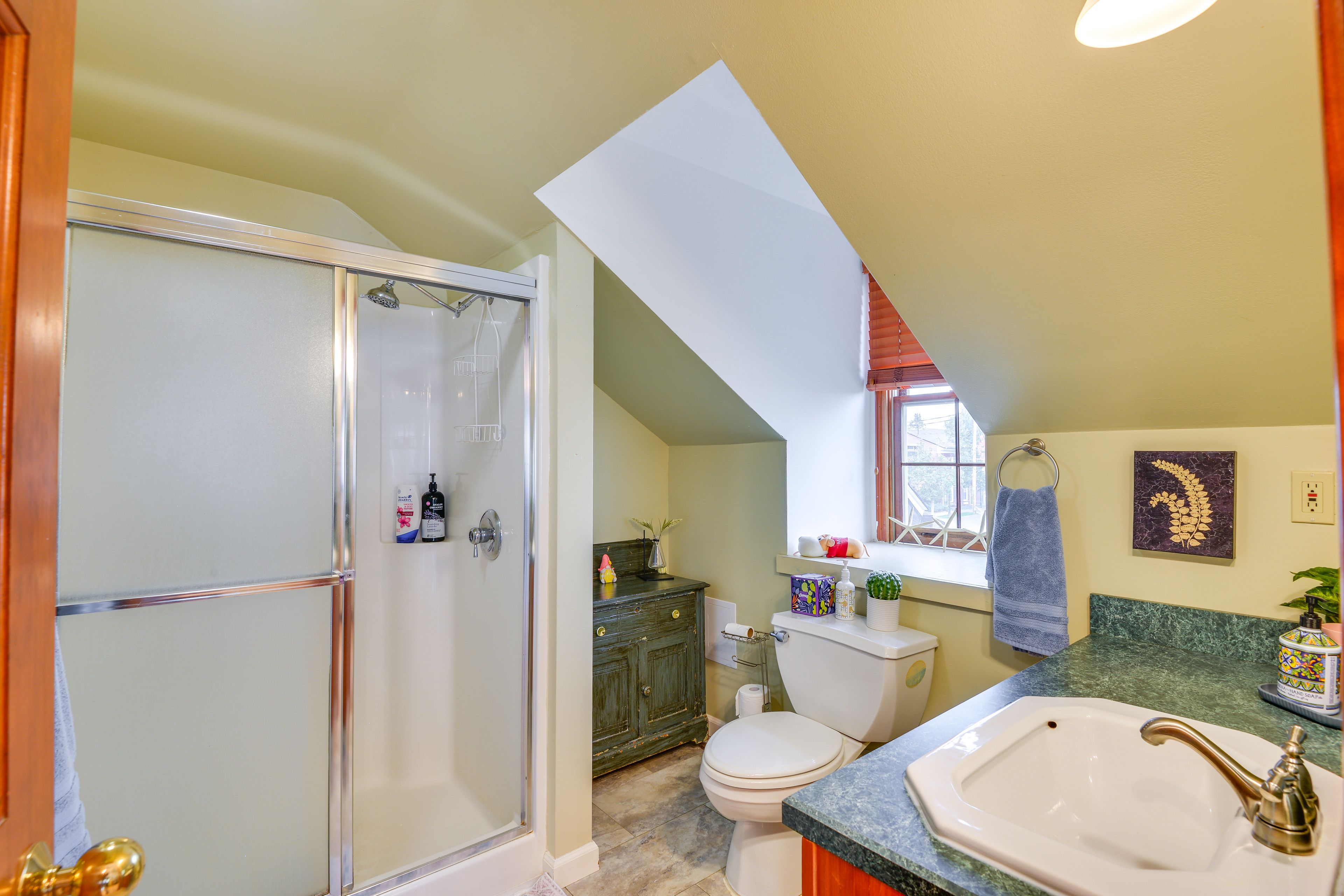 Full Bathroom | Towels Provided | Main Level