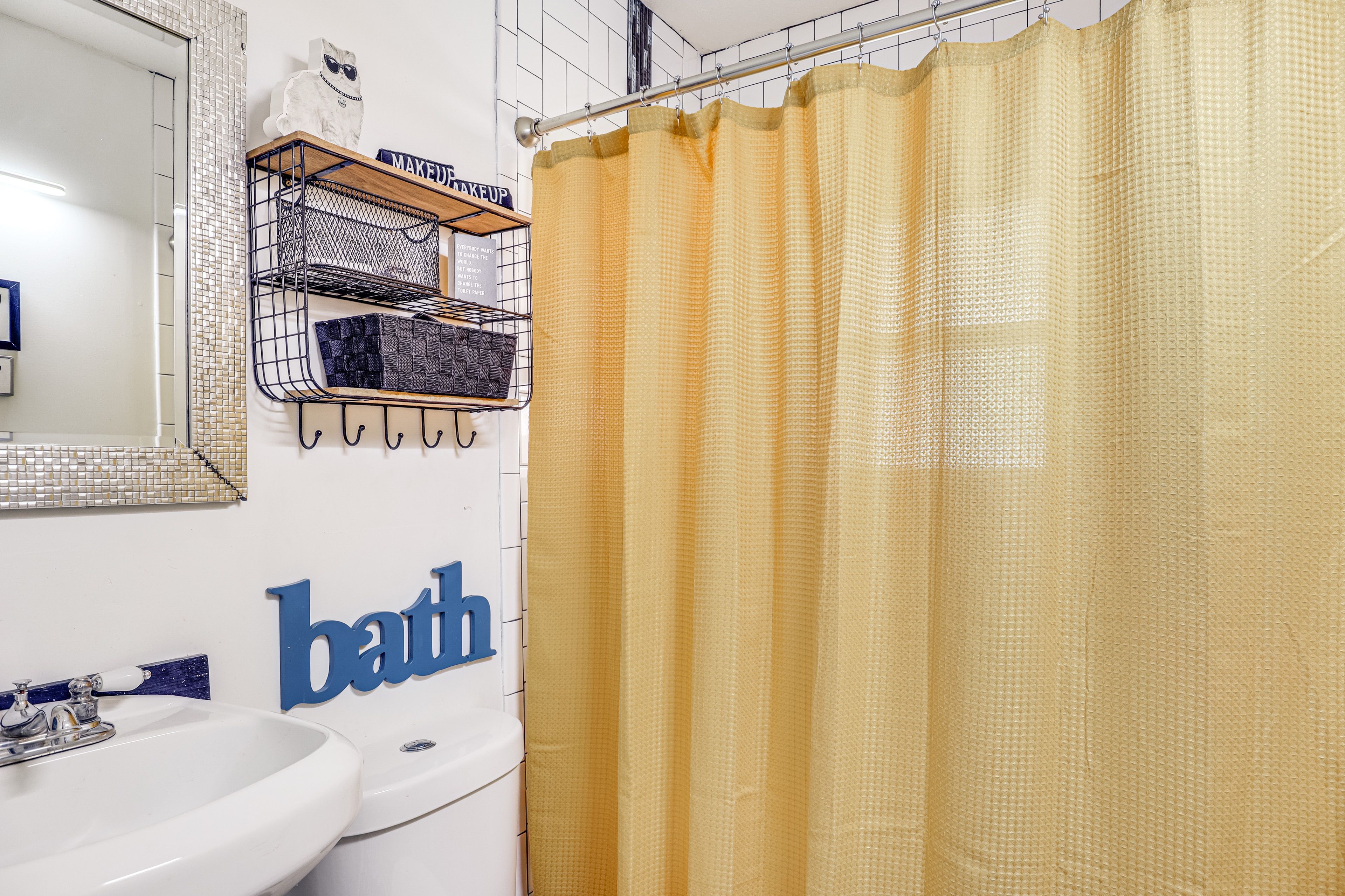 Full Bathroom | Towels Provided