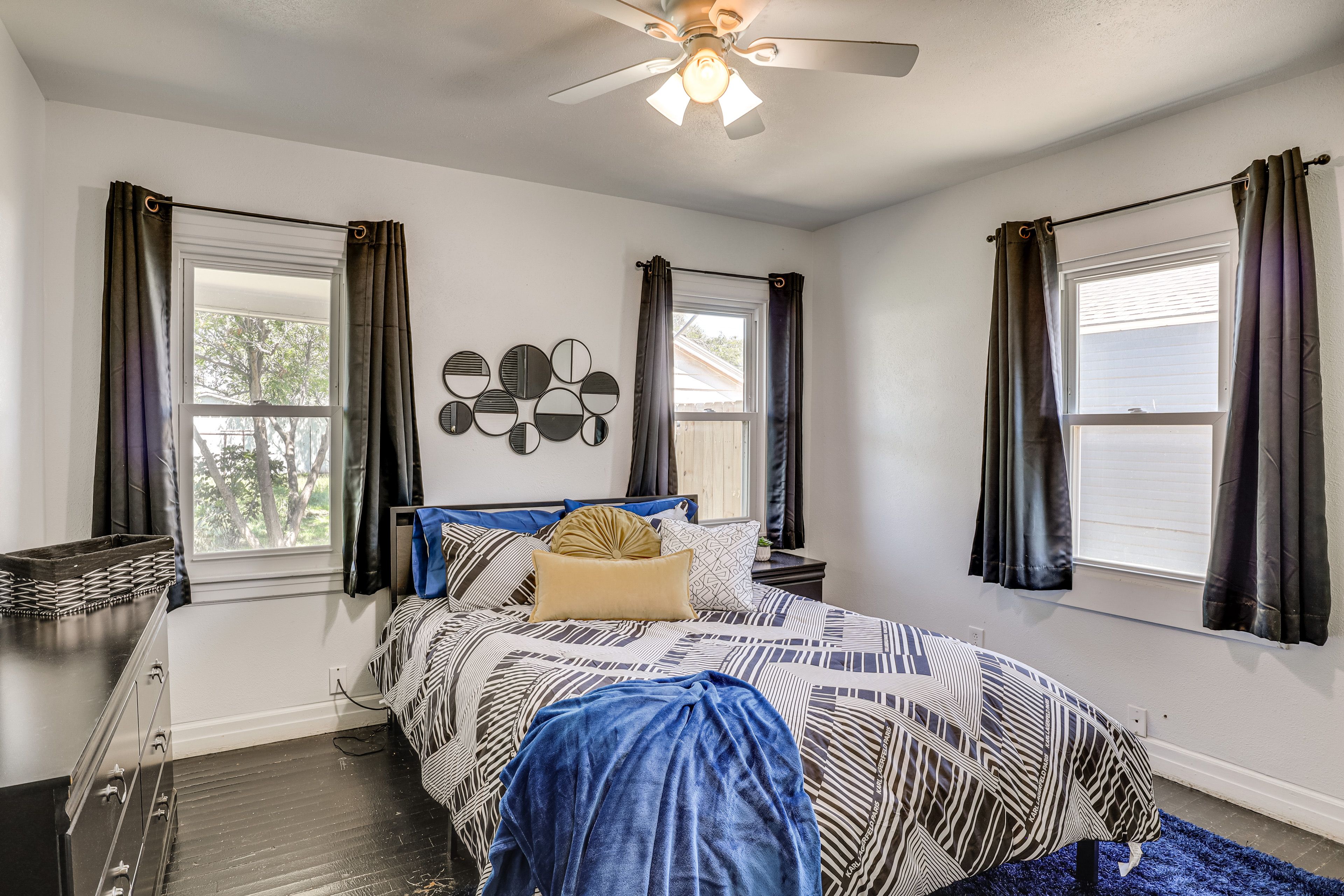 Bedroom 1 | Queen Bed