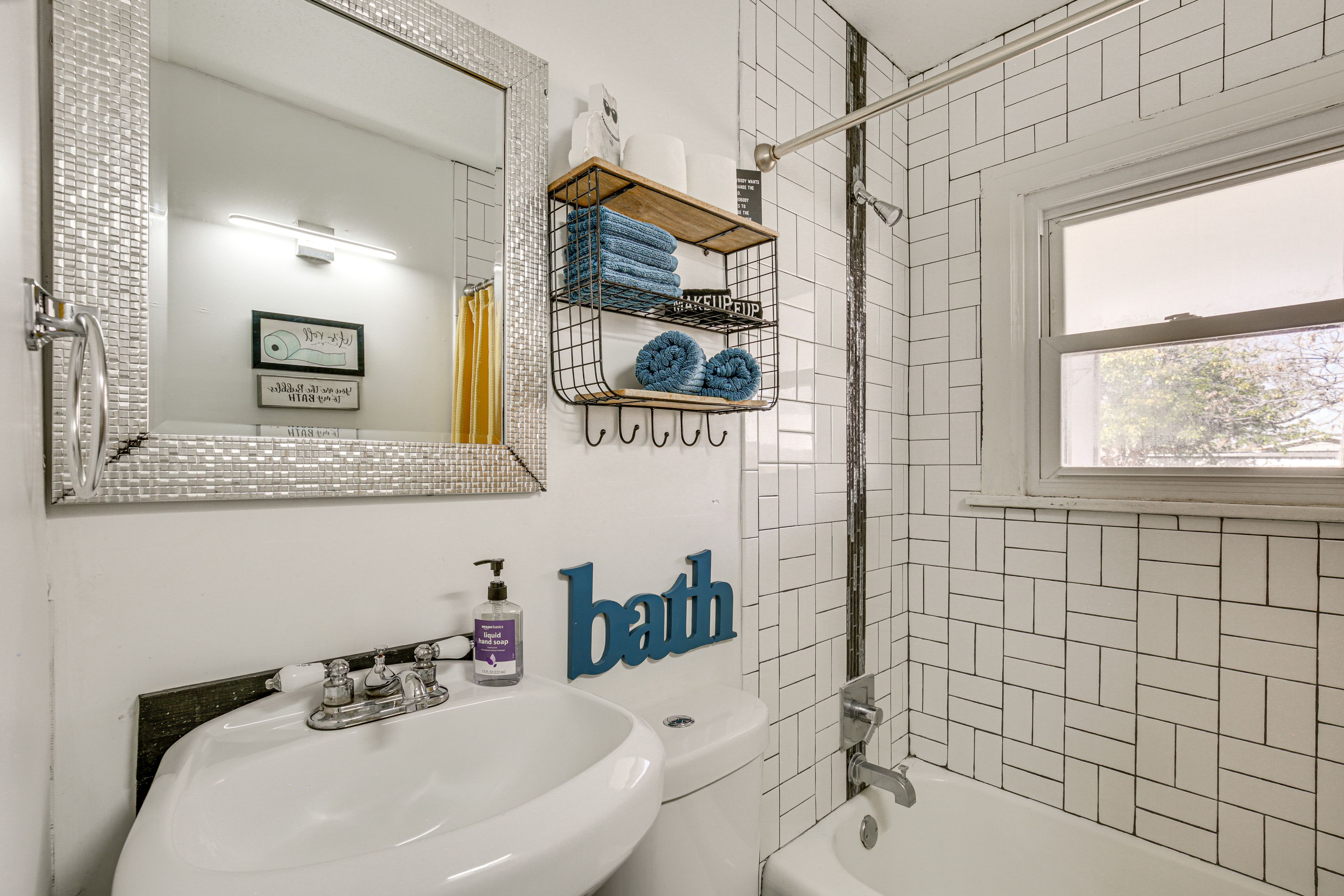 Full Bathroom | Towels Provided