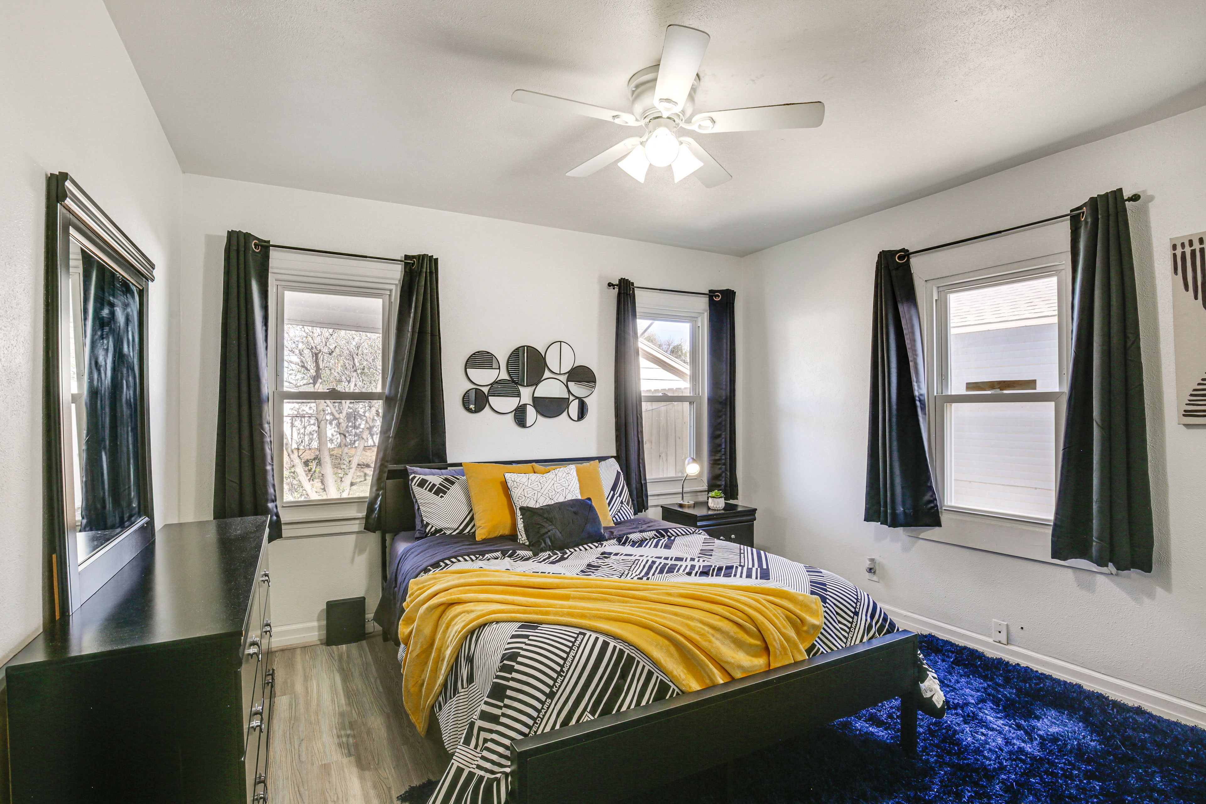 Bedroom 1 | Queen Bed