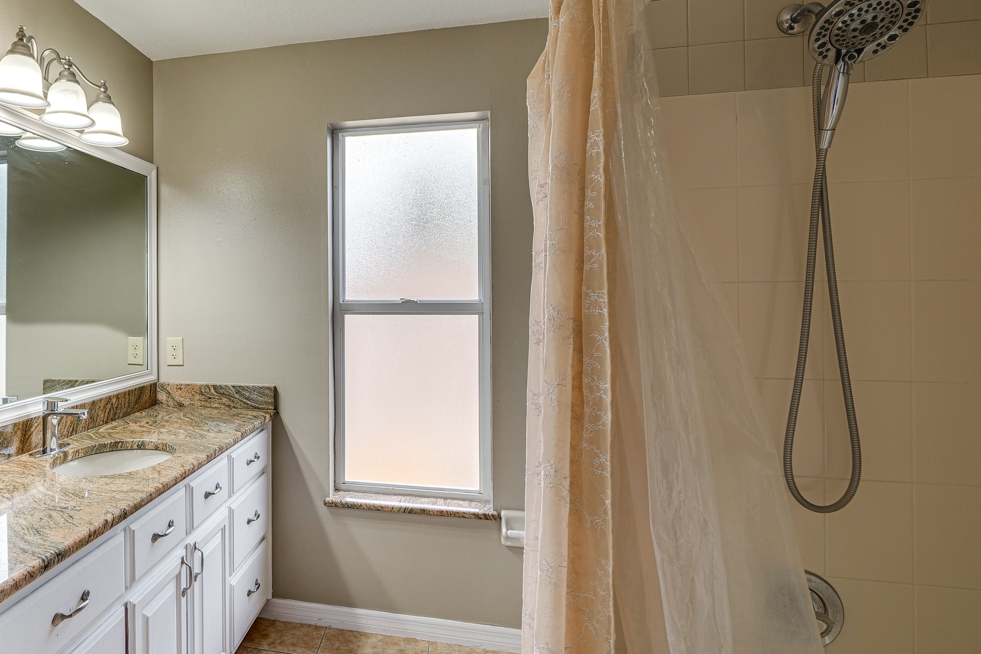 Full Bathroom | 2nd Floor | Complimentary Toiletries