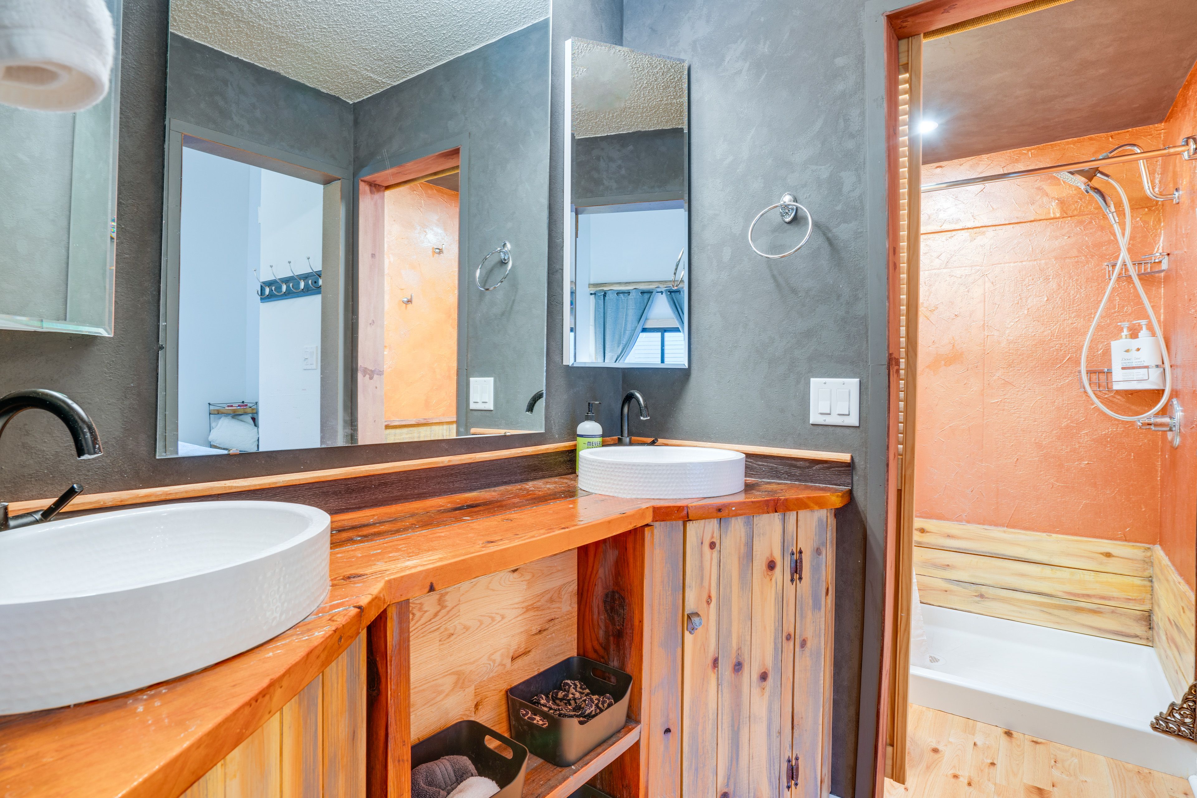 Full Bathroom | 2nd Floor