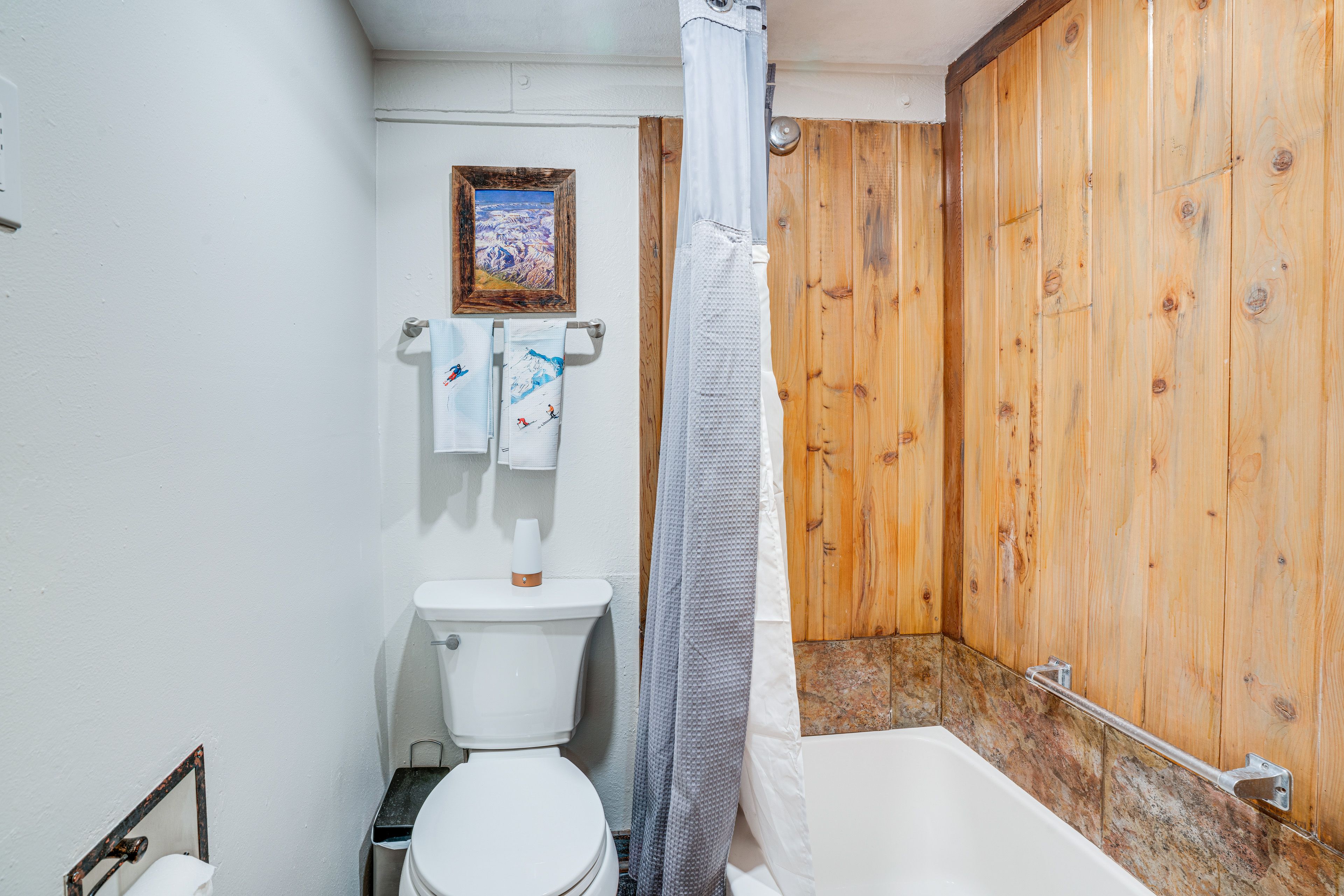 Full Bathroom | 1st Floor | Towels Provided