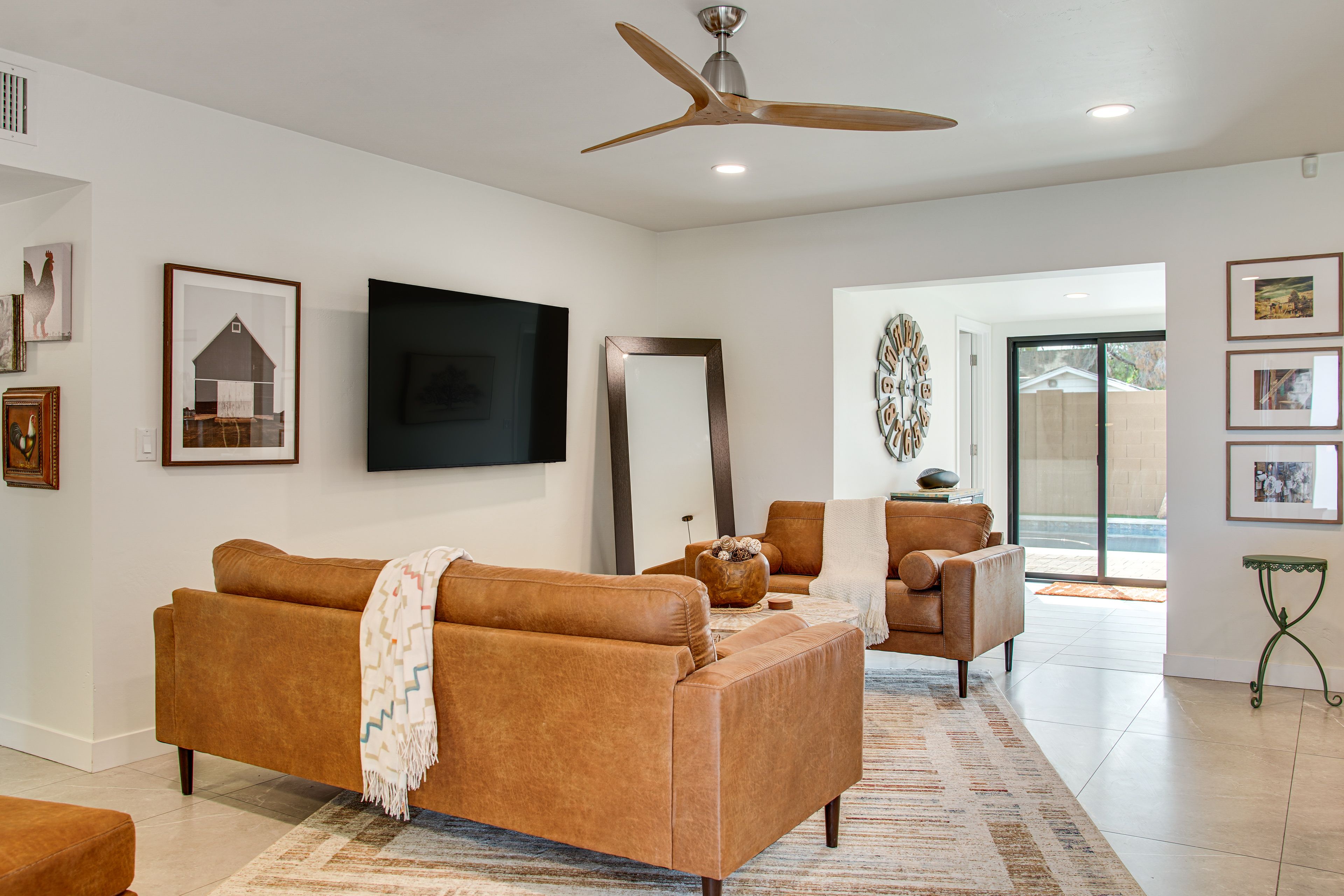 Living Room | Smart TV | Free WiFi | Central A/C & Heating