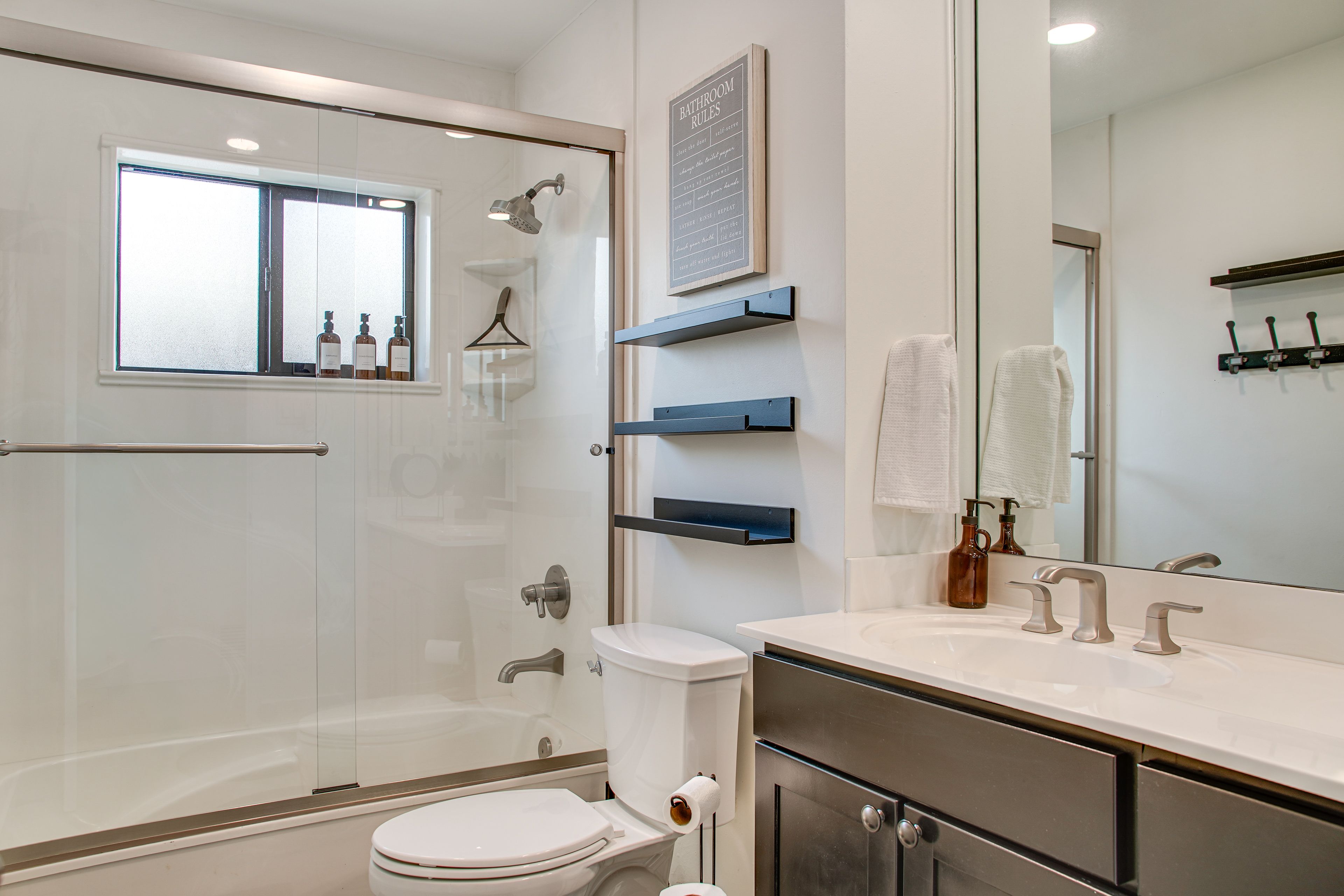 Full Bathroom | Complimentary Toiletries