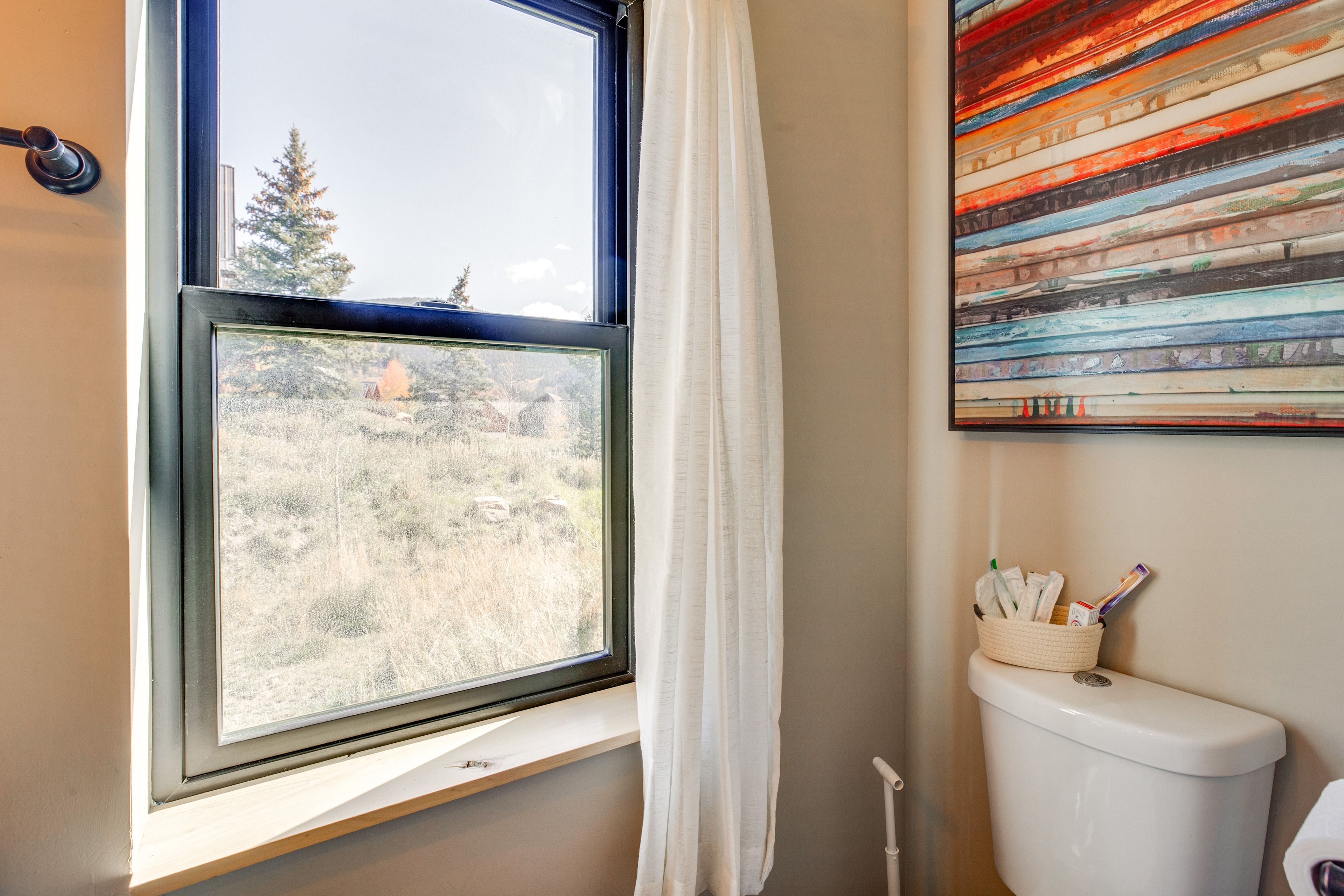 Half Bathroom | 1st Floor | Towels Provided