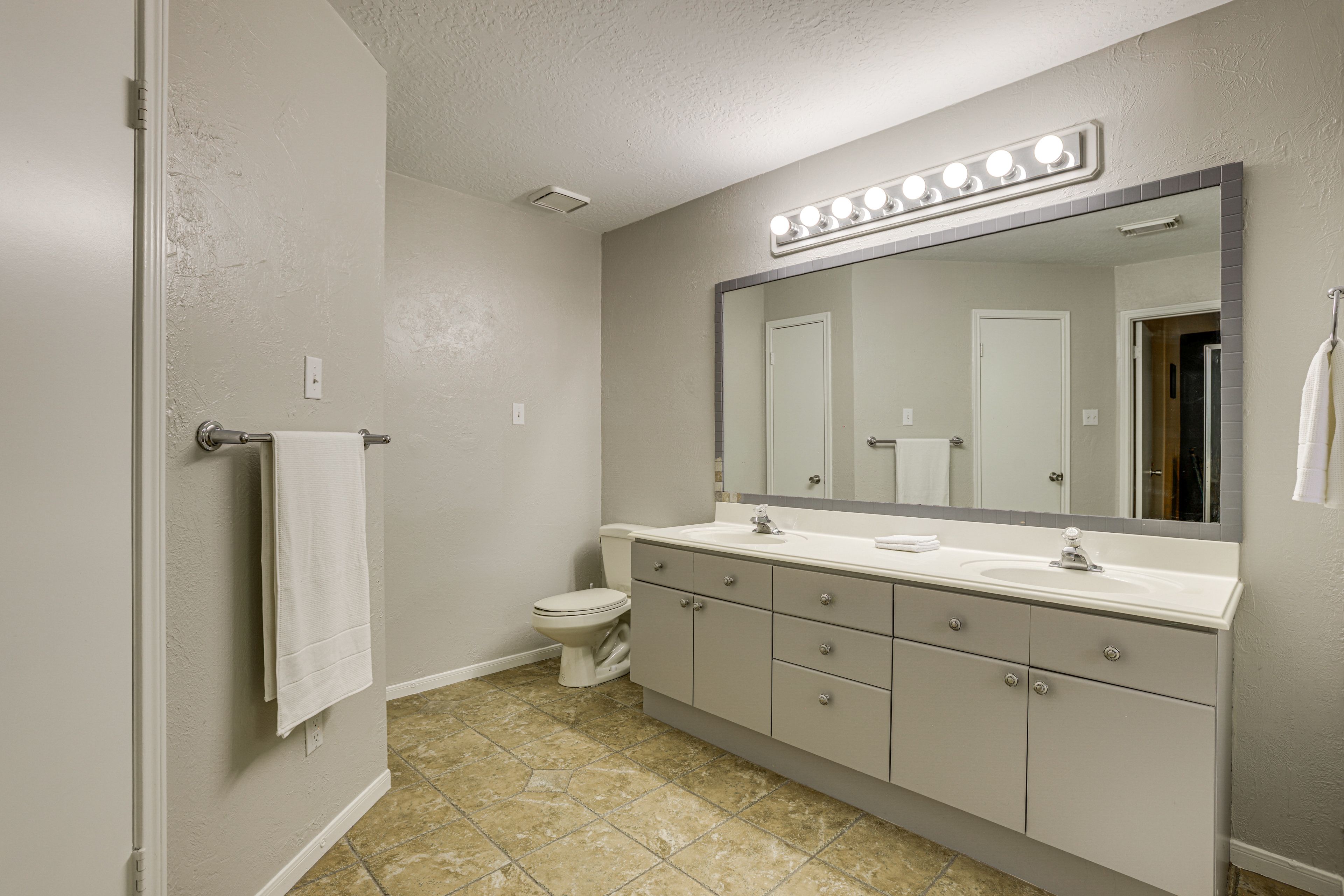 En-Suite Bathroom | Towels Provided | 2nd Floor