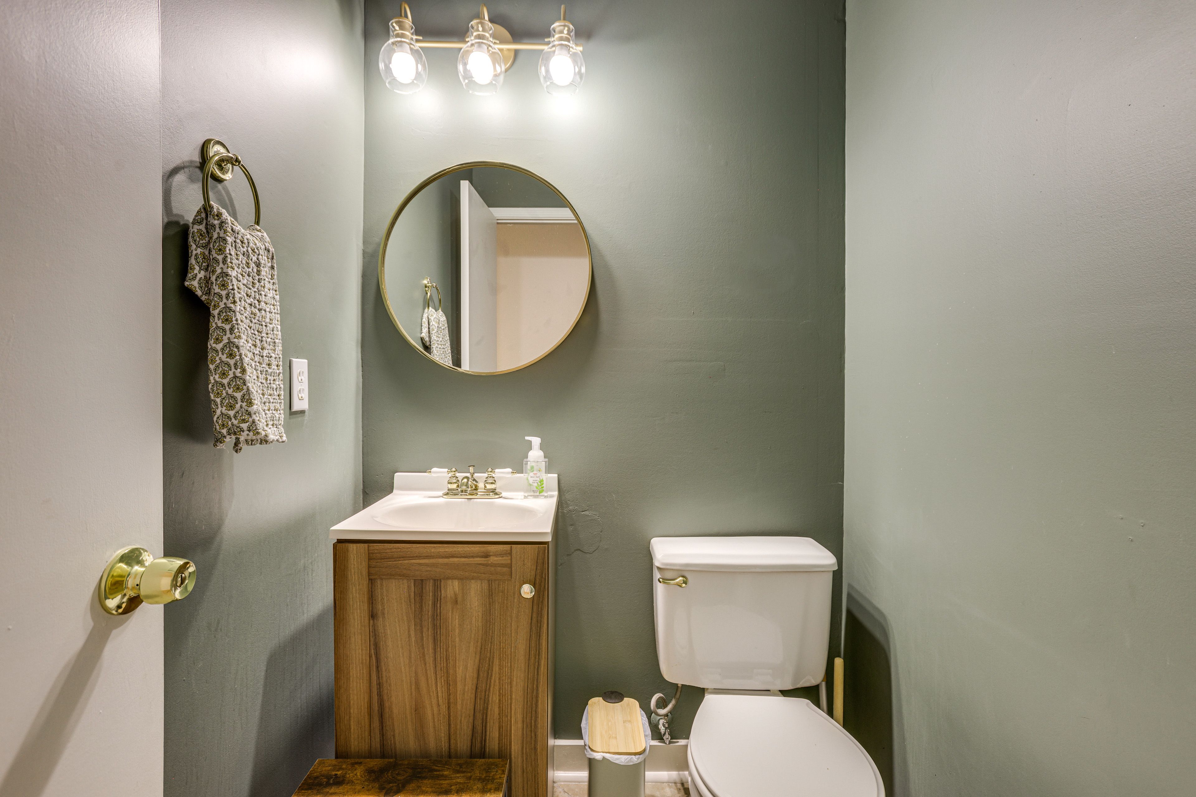 Half Bathroom | 1st Floor