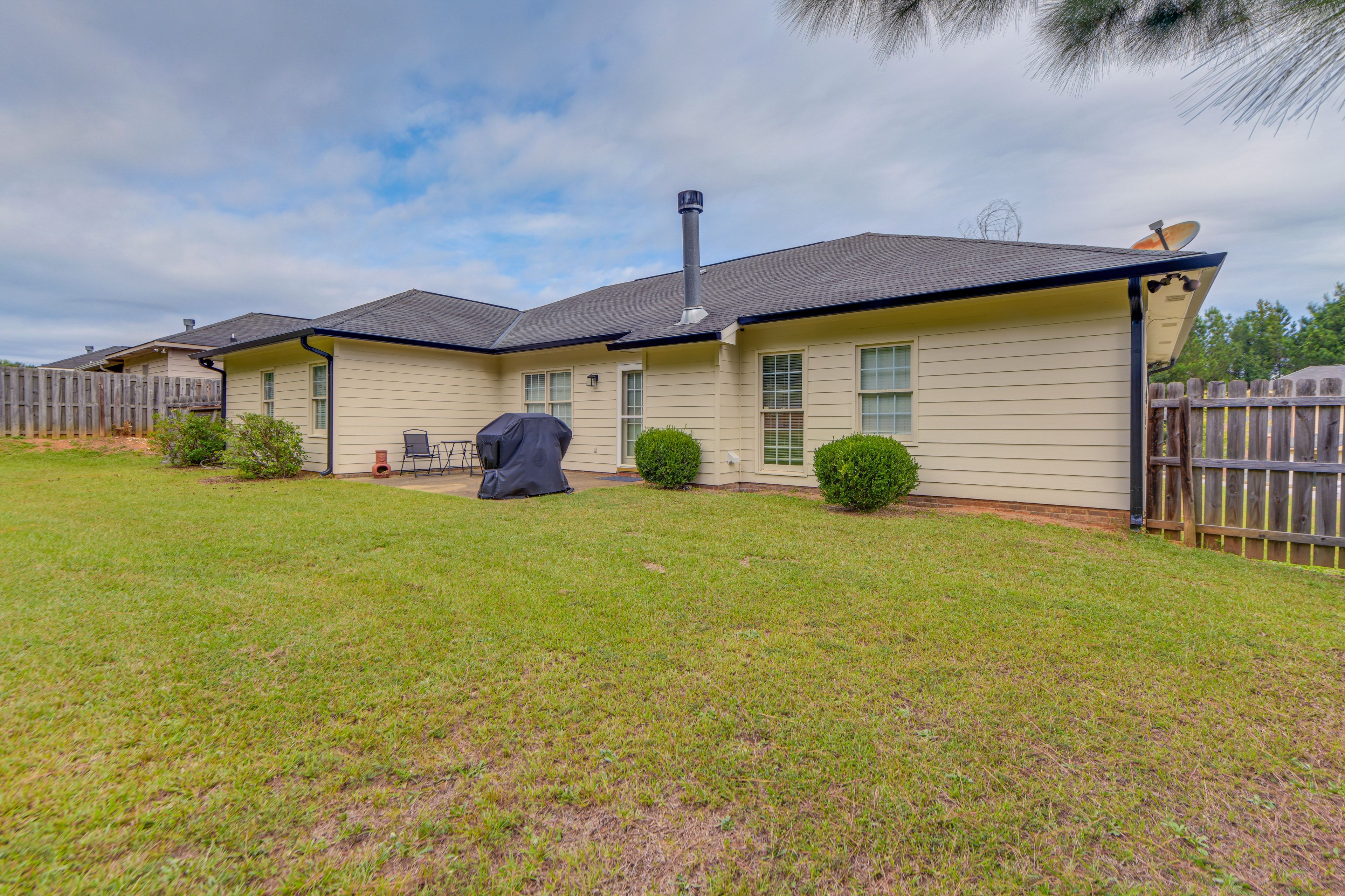 Fenced Backyard | Patio w/ Gas Grill | 7 Mi to Downtown