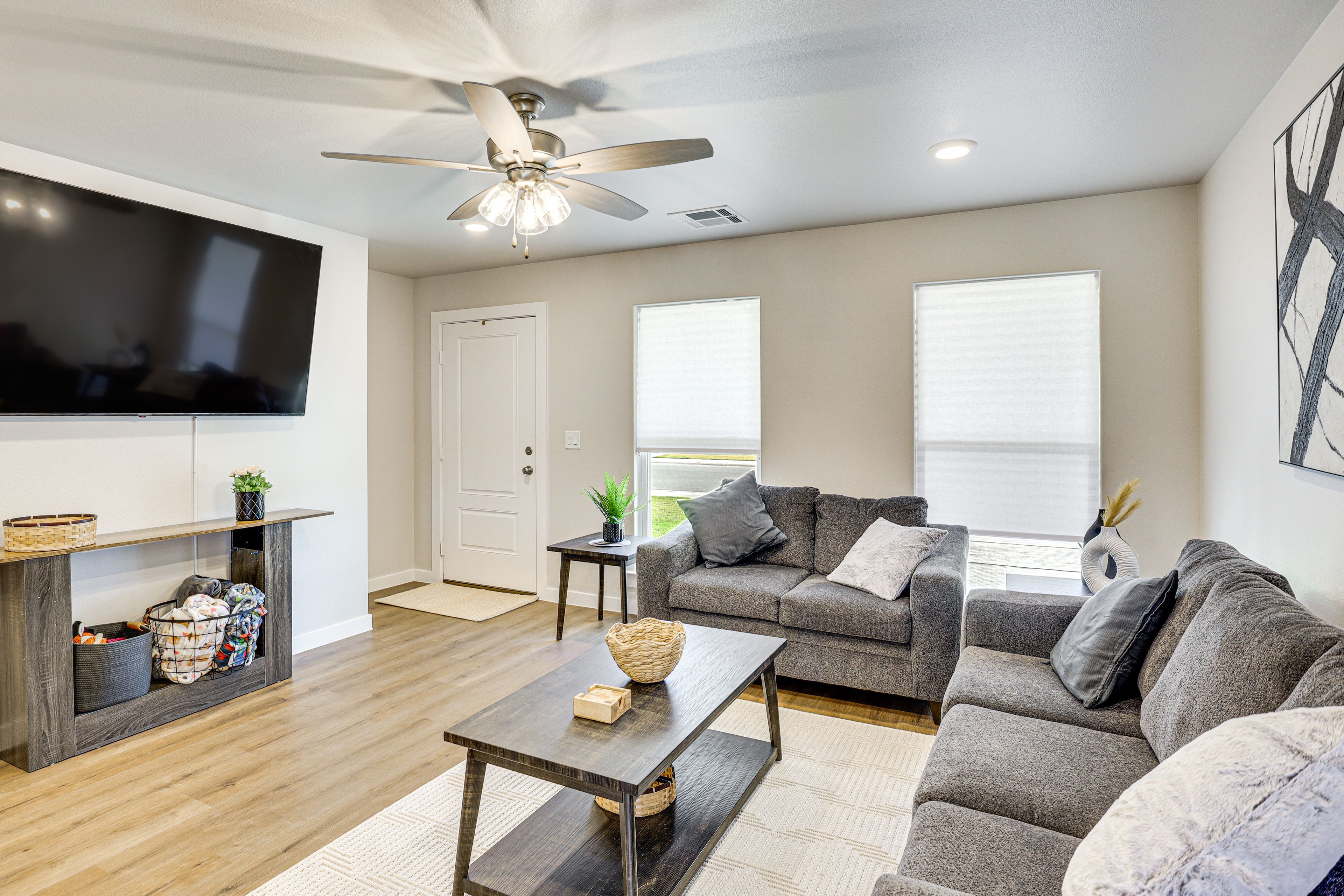 Living Room | Flat-Screen TV | Central Heating & A/C | Free WiFi