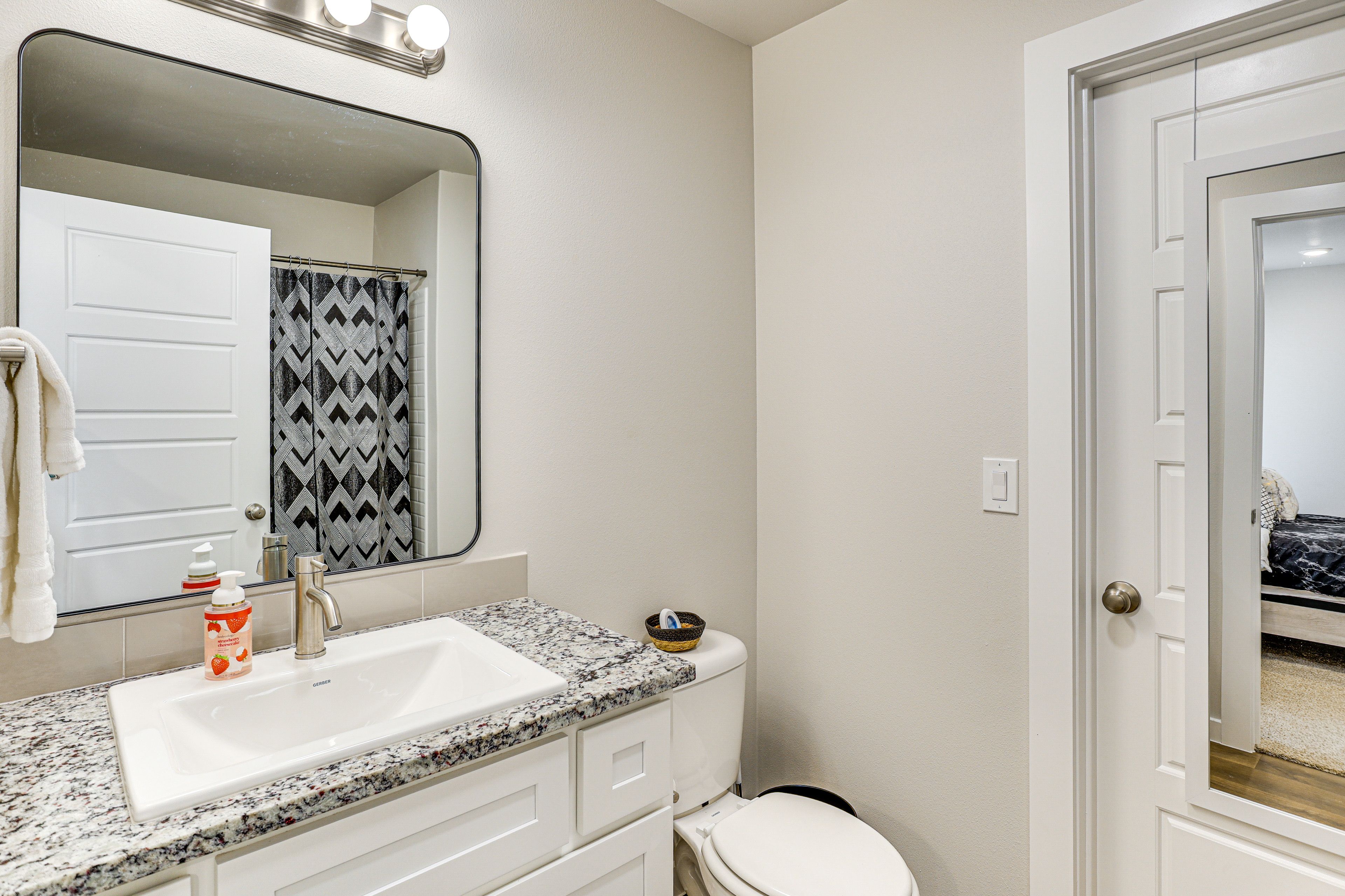 Full Bathroom | Complimentary Toiletries | Towels Provided