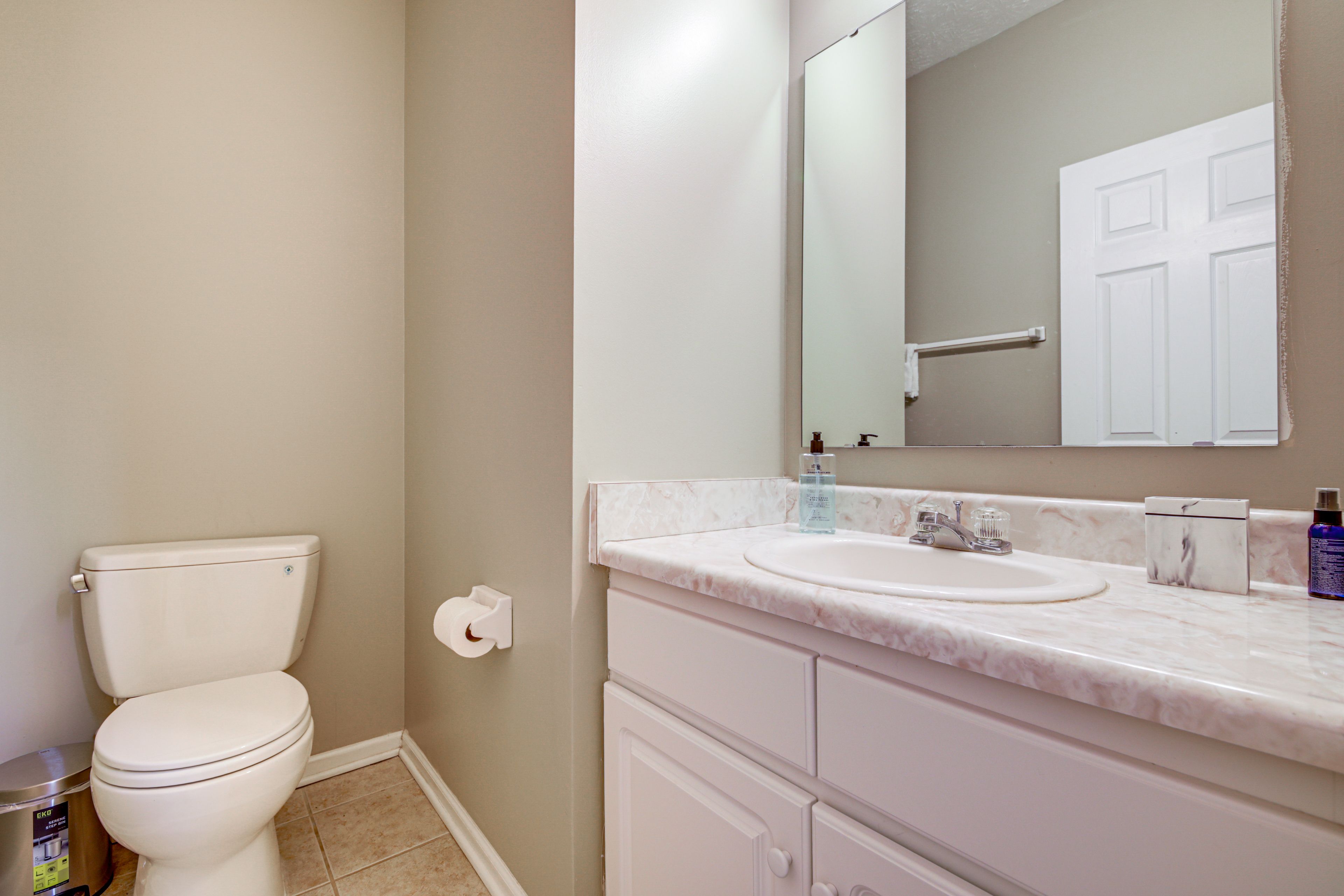 Half Bathroom | 1st Floor | Complimentary Toiletries | Towels Provided