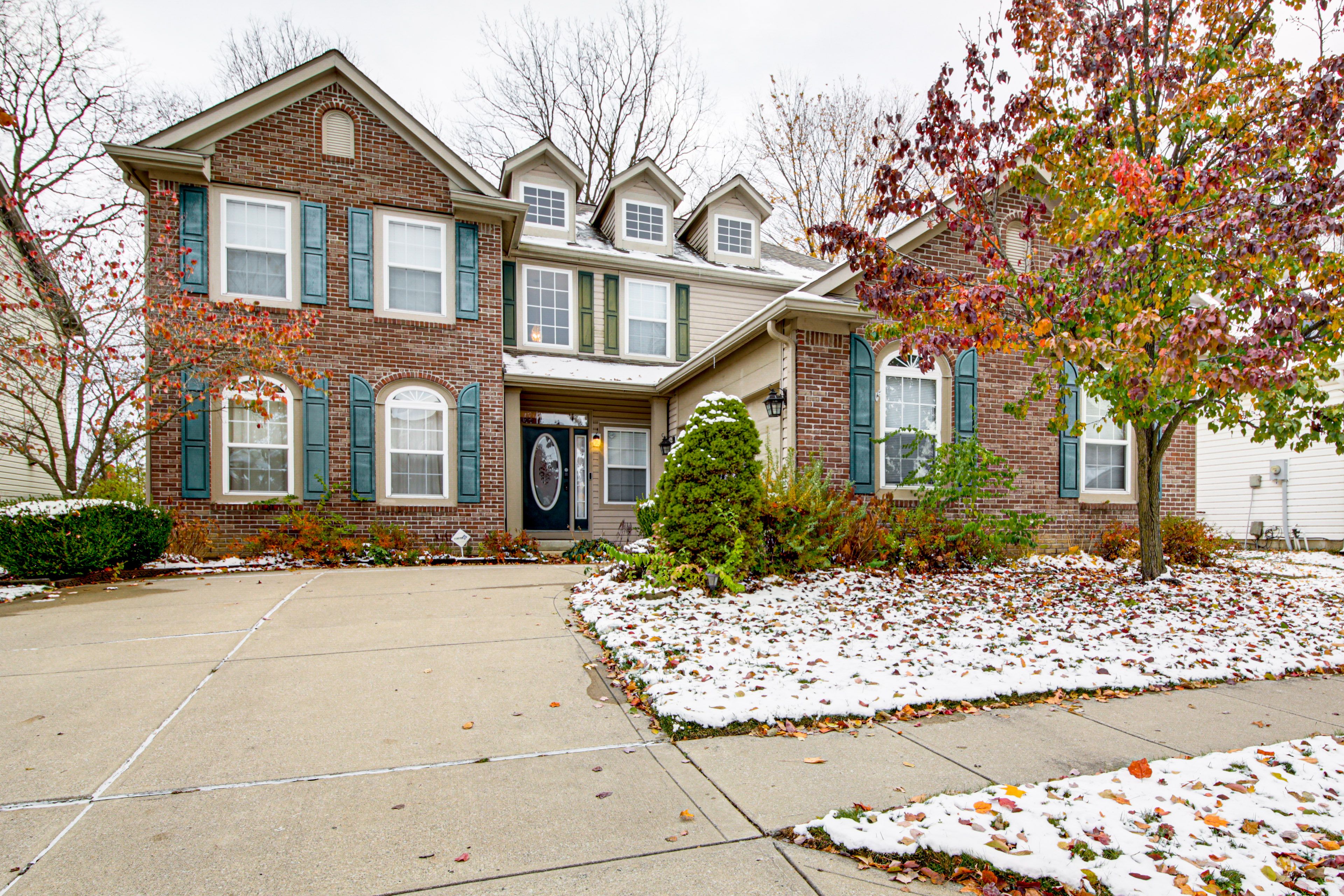 Exterior | Parking | Driveway (2 Vehicles) | Street Parking