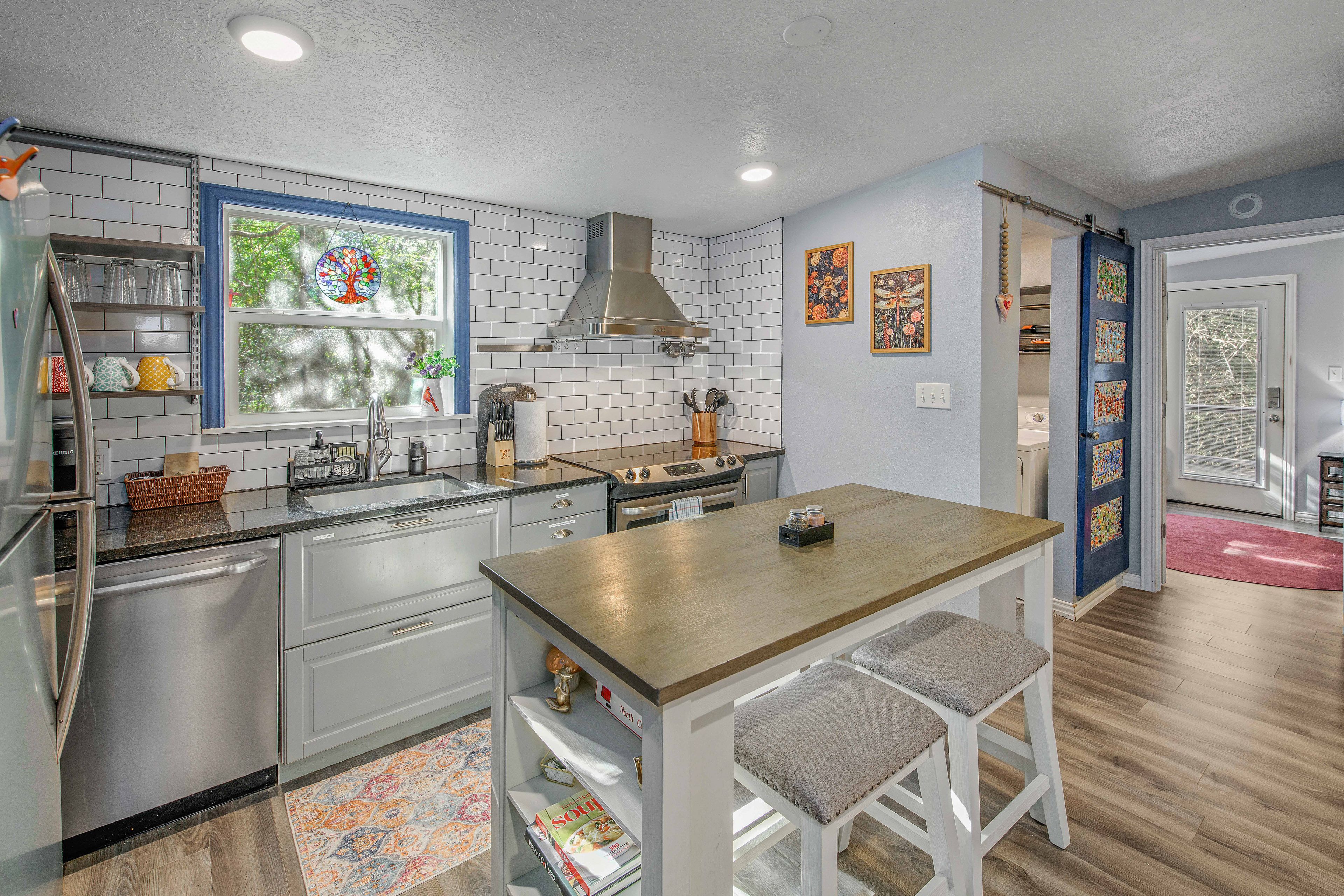 Dining Island | Dishware/Flatware