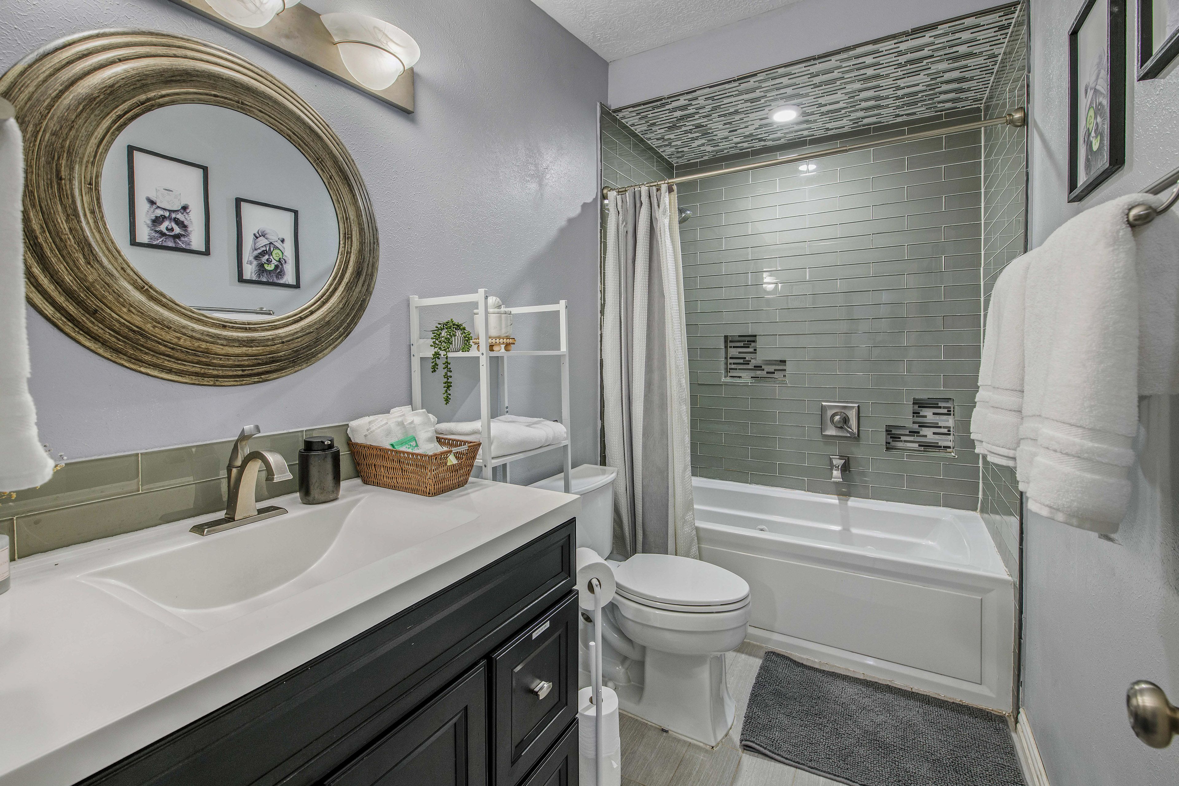 Full Bathroom | Towels Provided | Complimentary Toiletries