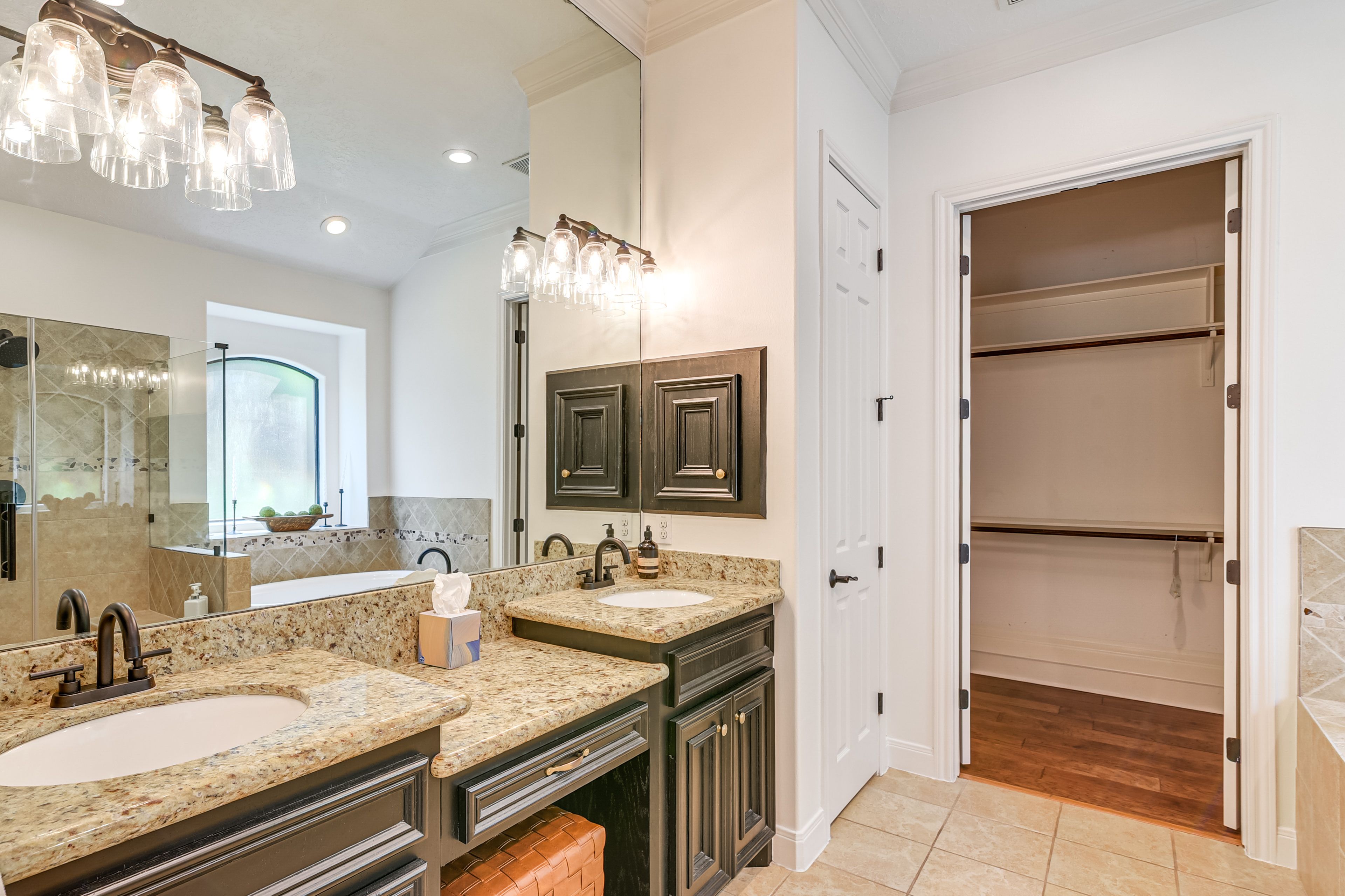 En-Suite Bathroom | Walk-In Closet | Soaking Tub