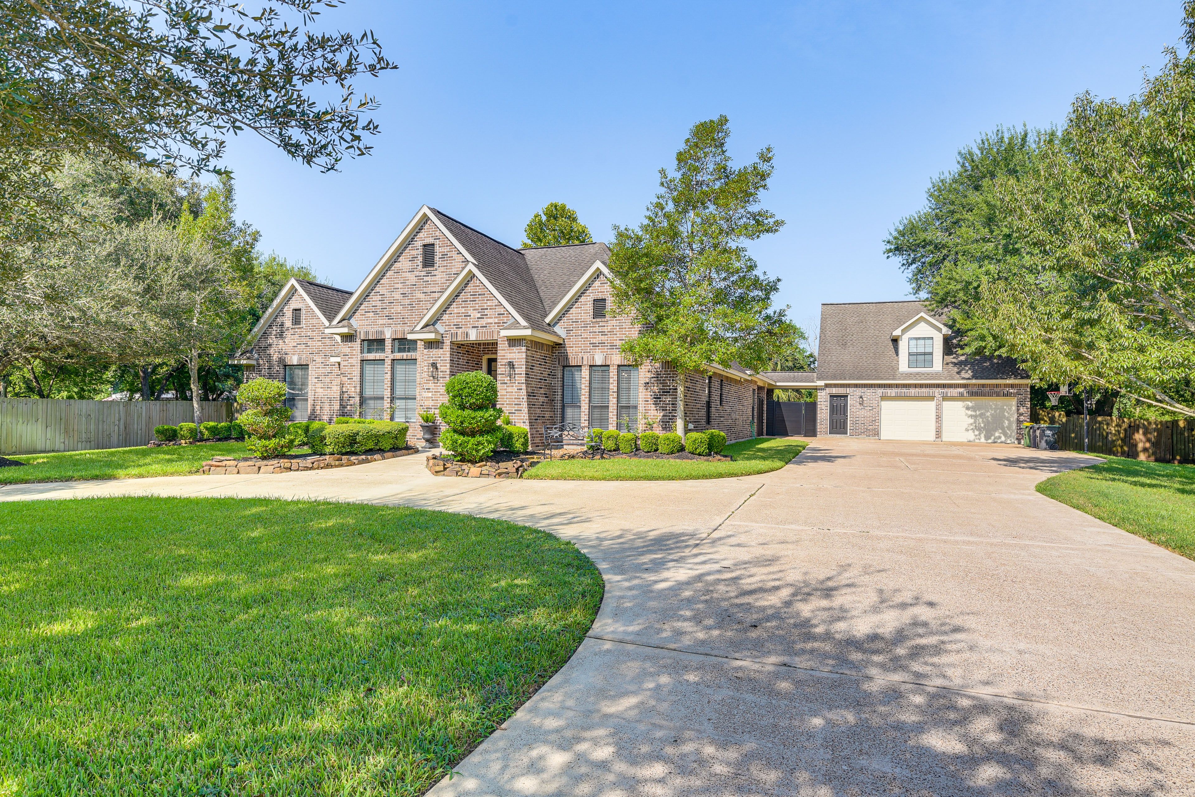 Parking | Driveway (8 Vehicles)
