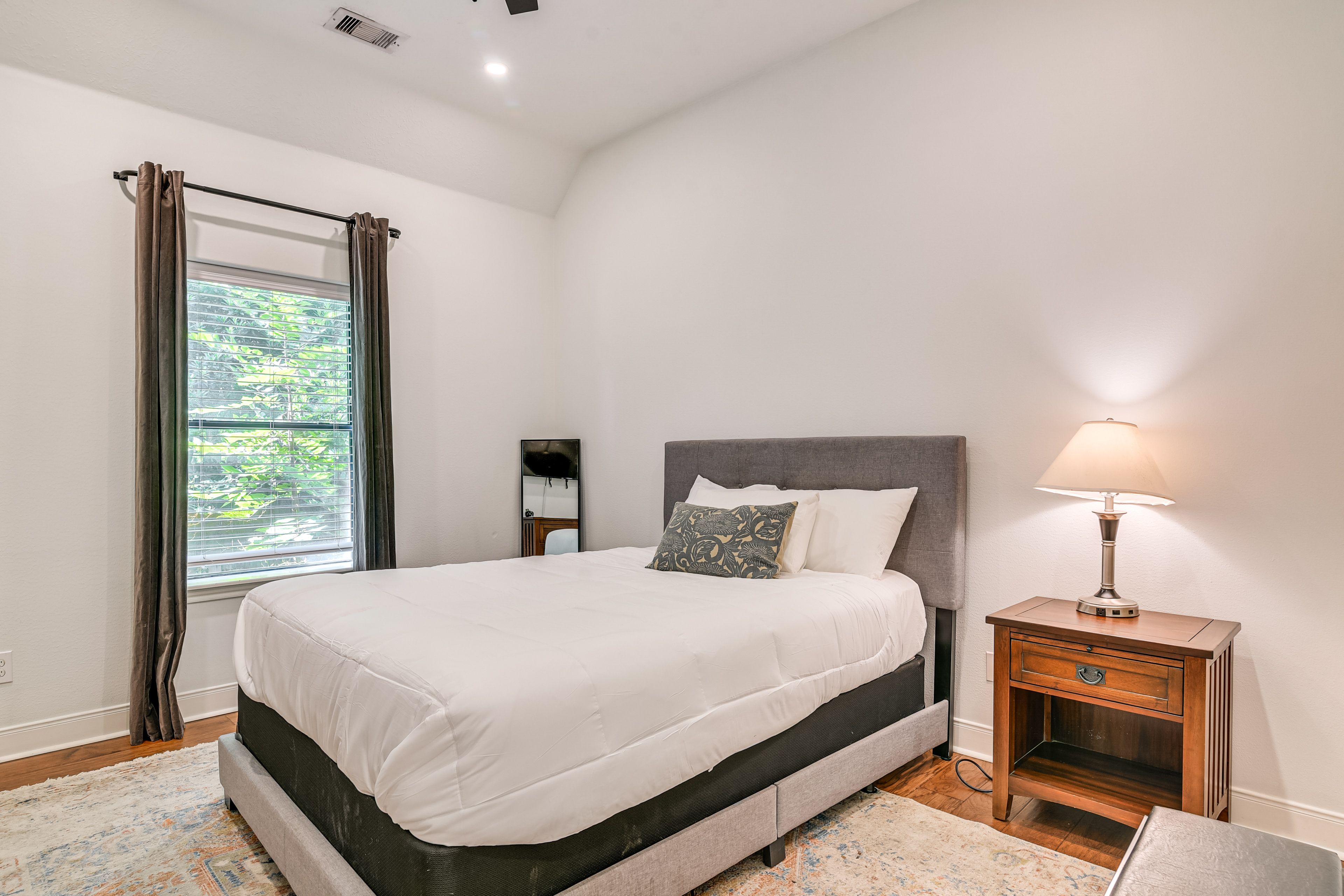 Bedroom 5 | Queen Bed