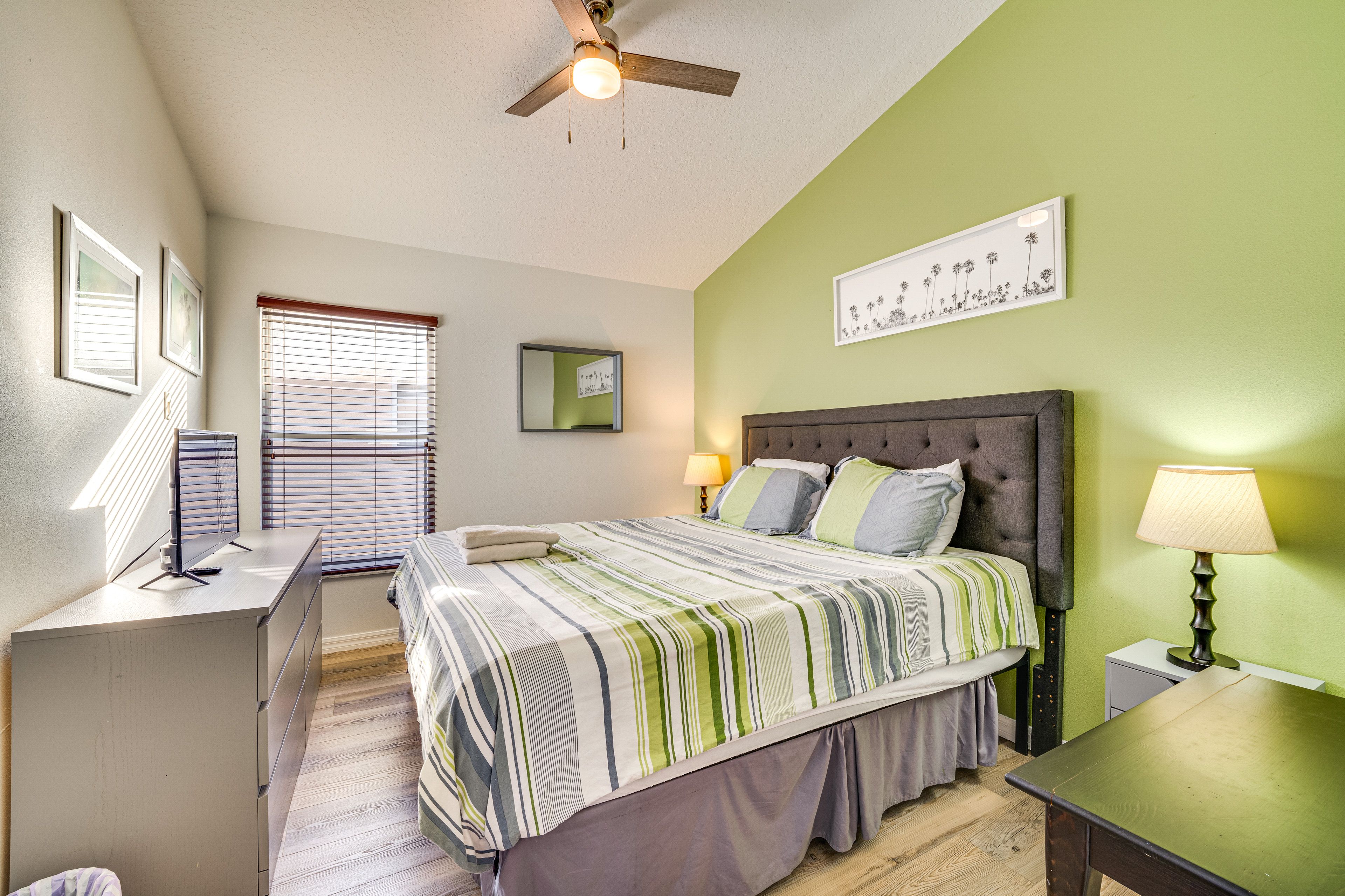 Bedroom 2 | Queen Bed