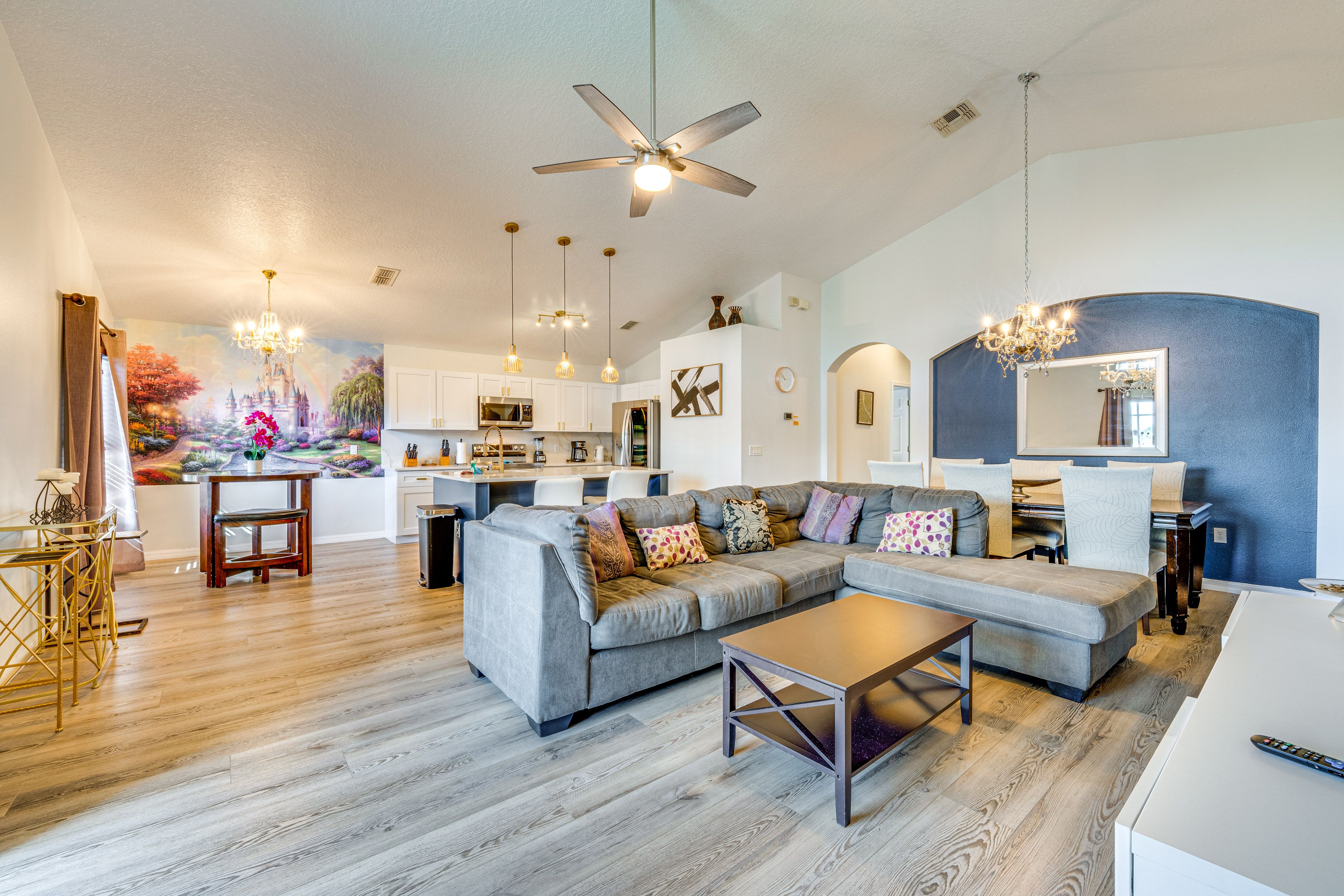 Living Room | Free WiFi | Central Heating & A/C | Smart TV