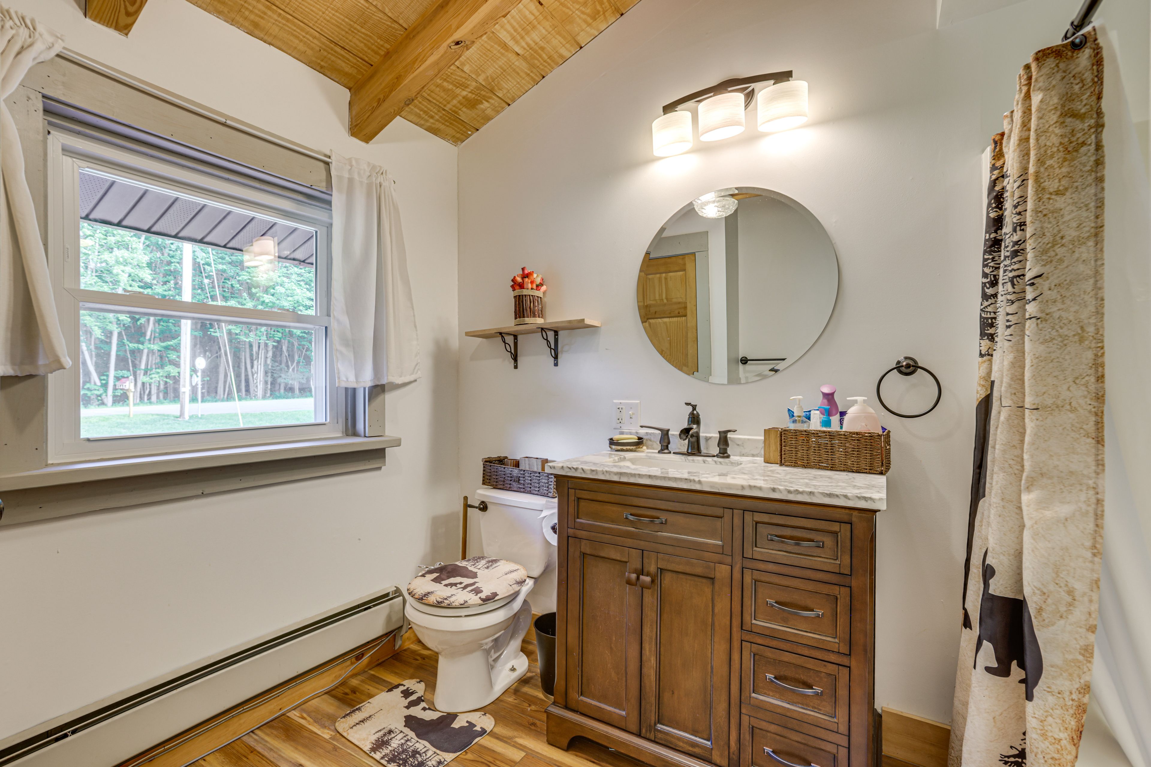 Bathroom | 2nd Floor