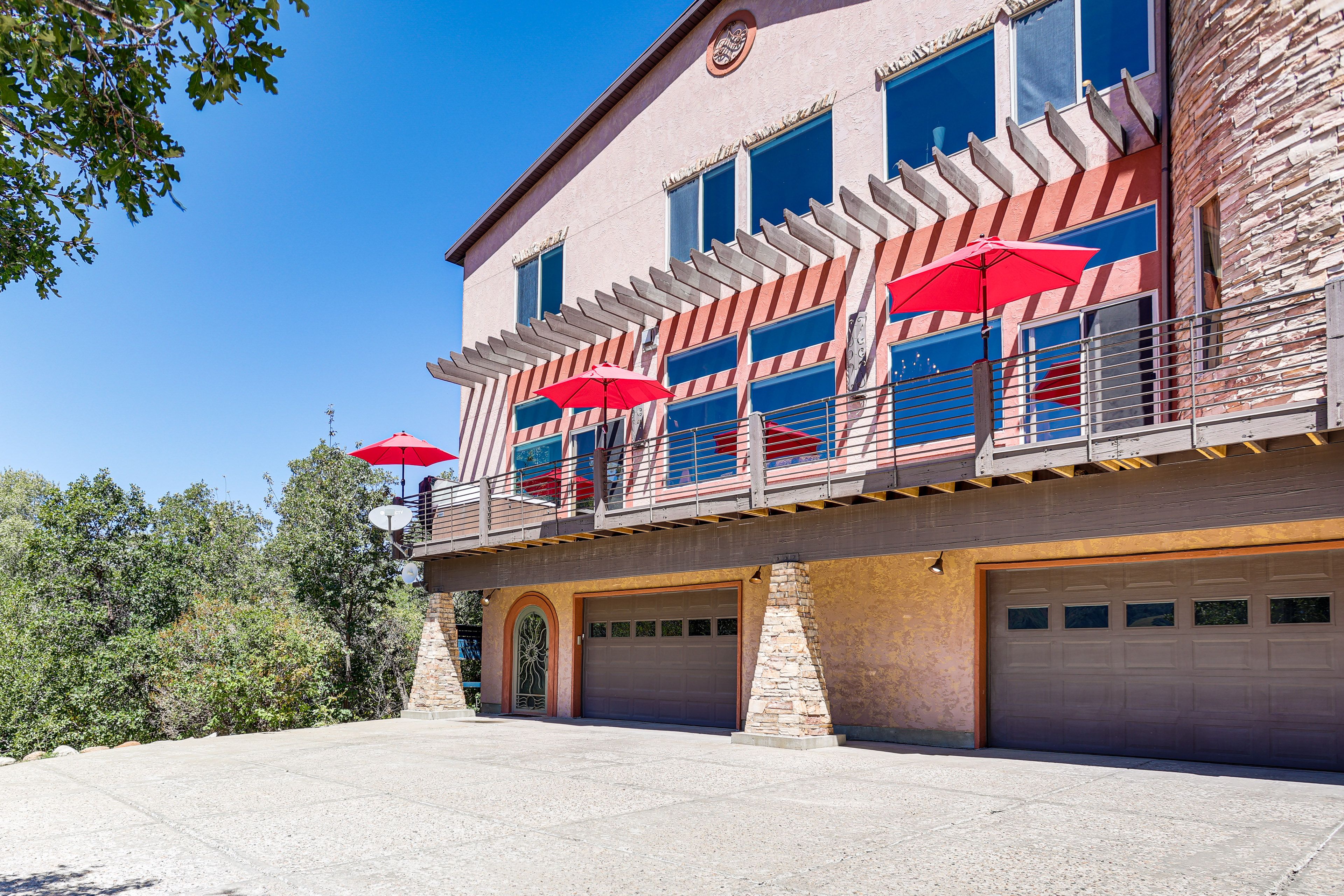 Exterior | Parking | Garage (1 Vehicle) | Driveway (1 Vehicle)
