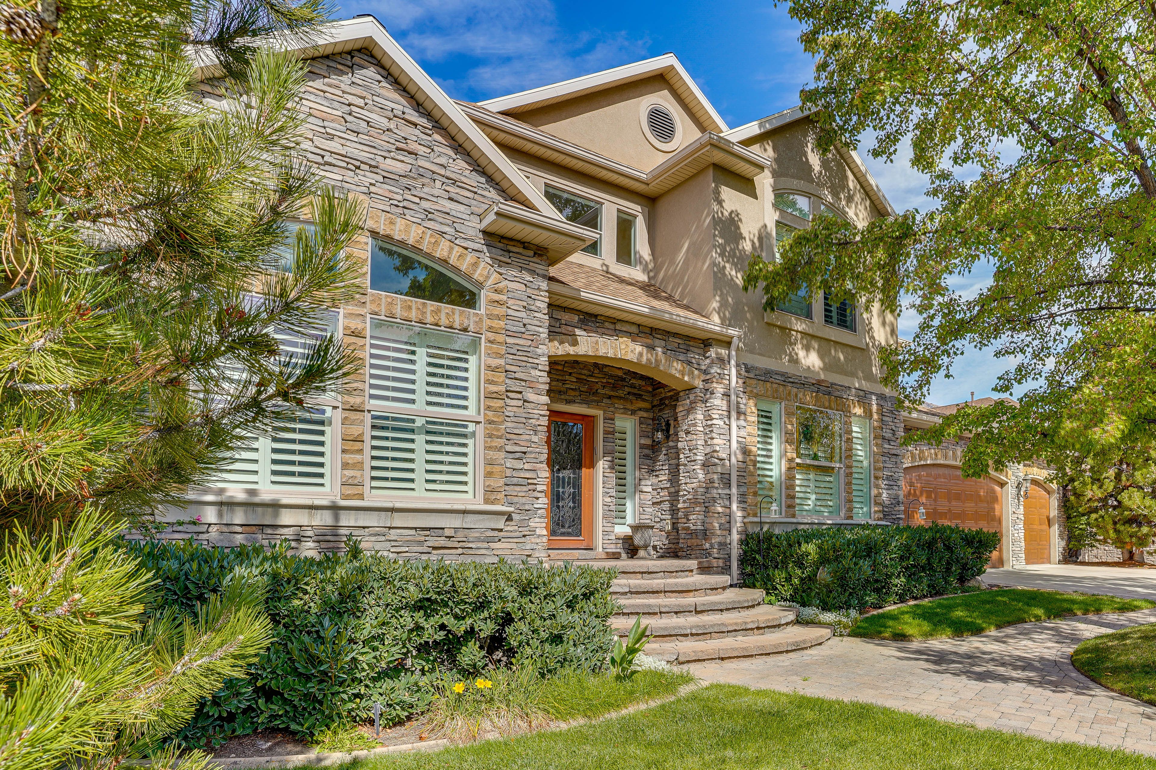 Property Exterior | Driveway (6 Vehicles) | Street (4 Vehicles)