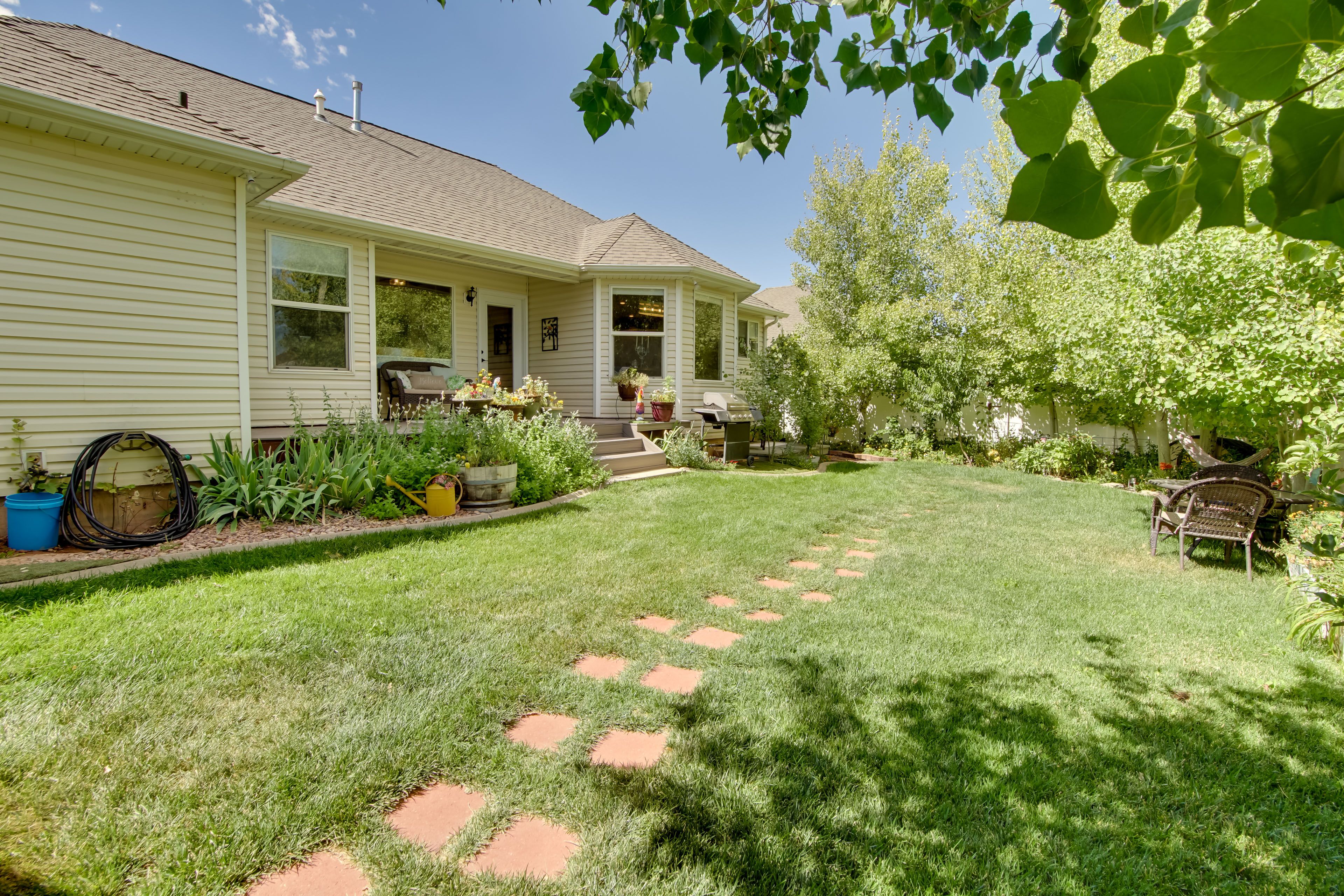 Shared Backyard | Gas Grill | 1 Mi to Downtown