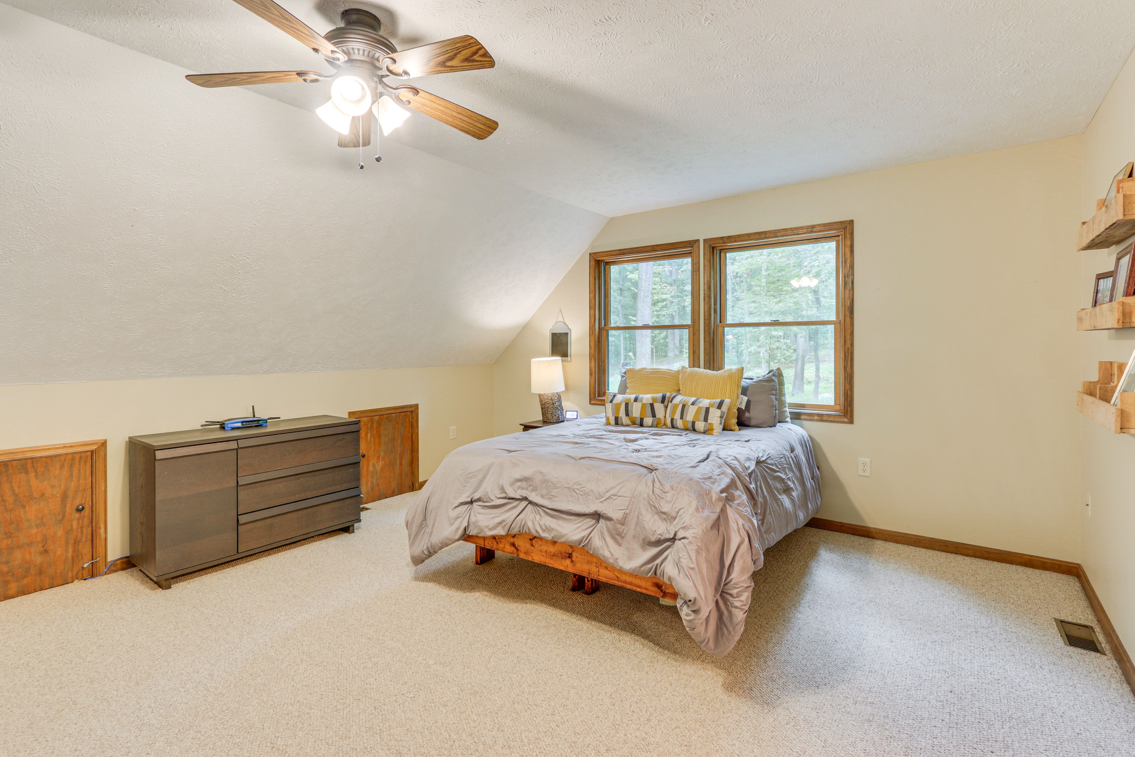 Loft | Queen Bed | Workspace w/ 2 Monitors | Free WiFi | 2nd Floor