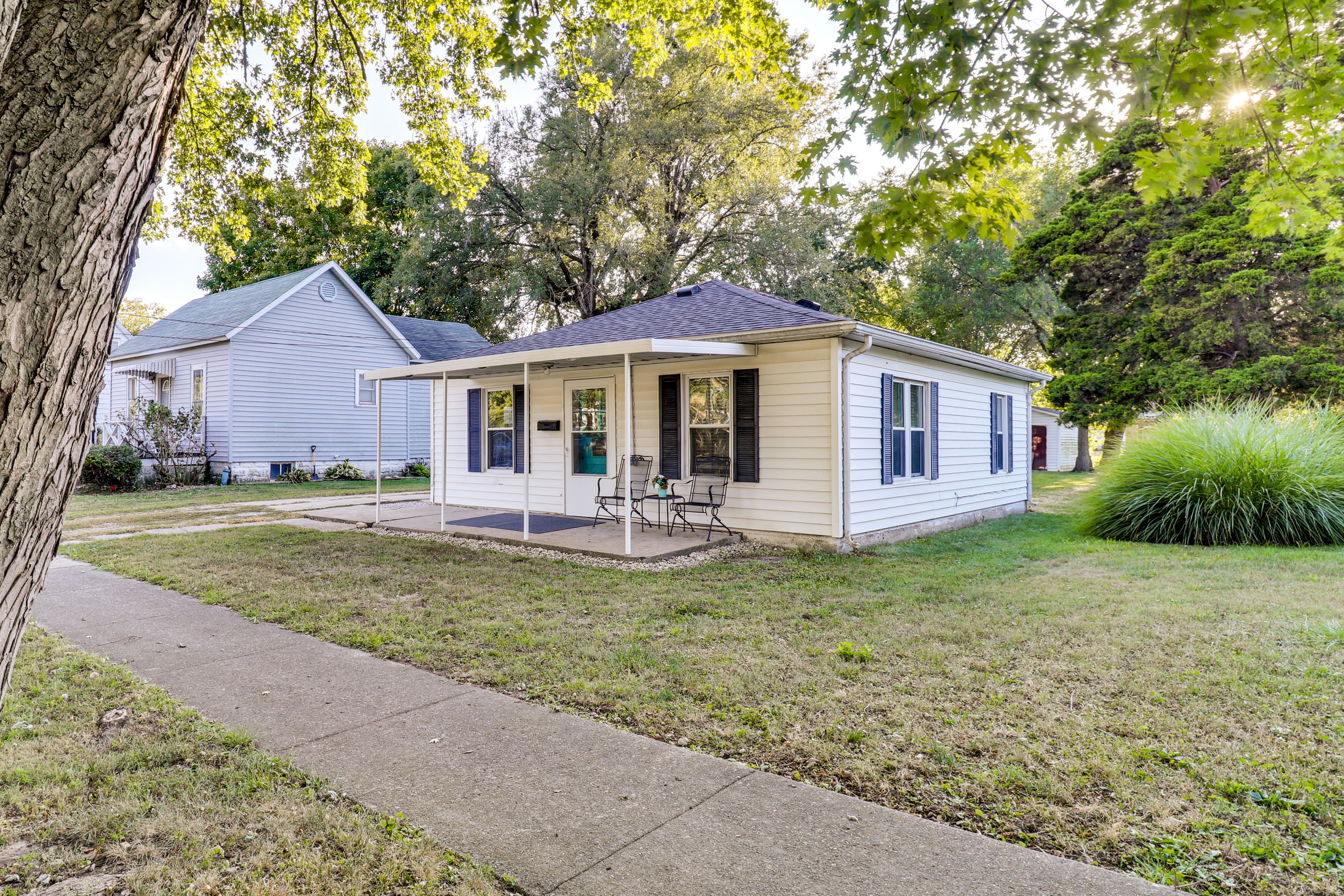 Property Exterior | Driveway (2 Vehicles)