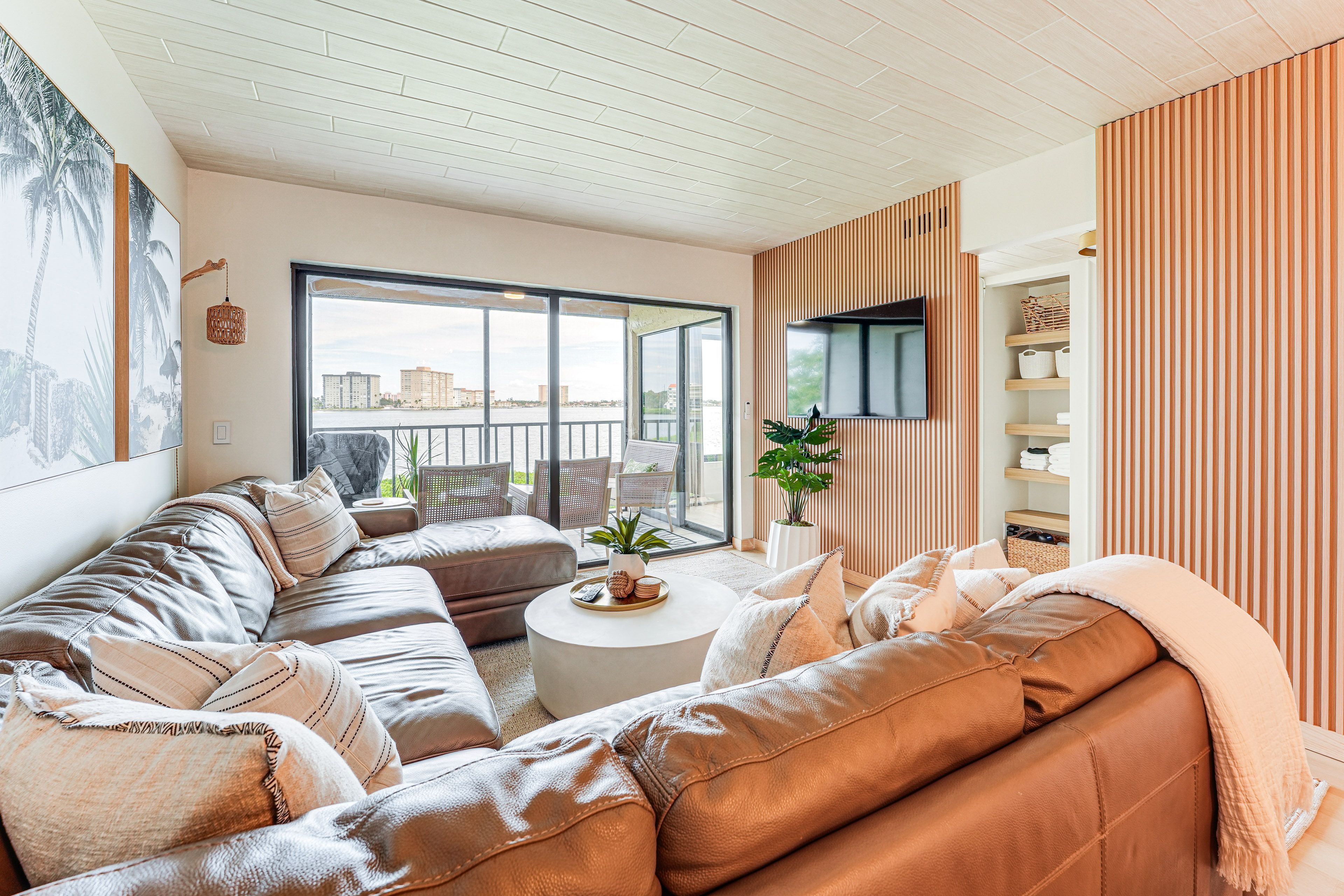 Living Room | Smart TV | Free WiFi | Central A/C & Heating