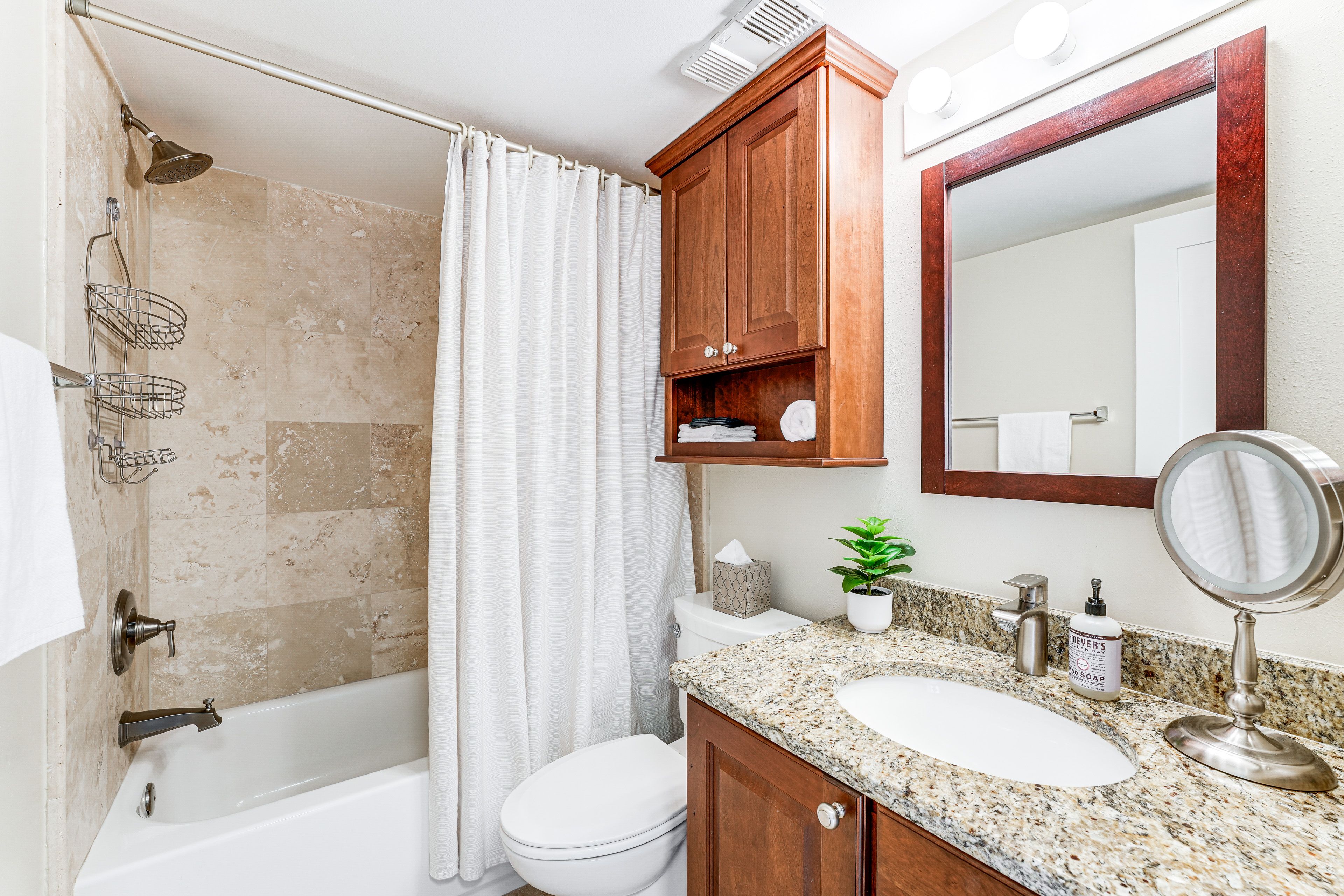 Full Bathroom | Towels Provided