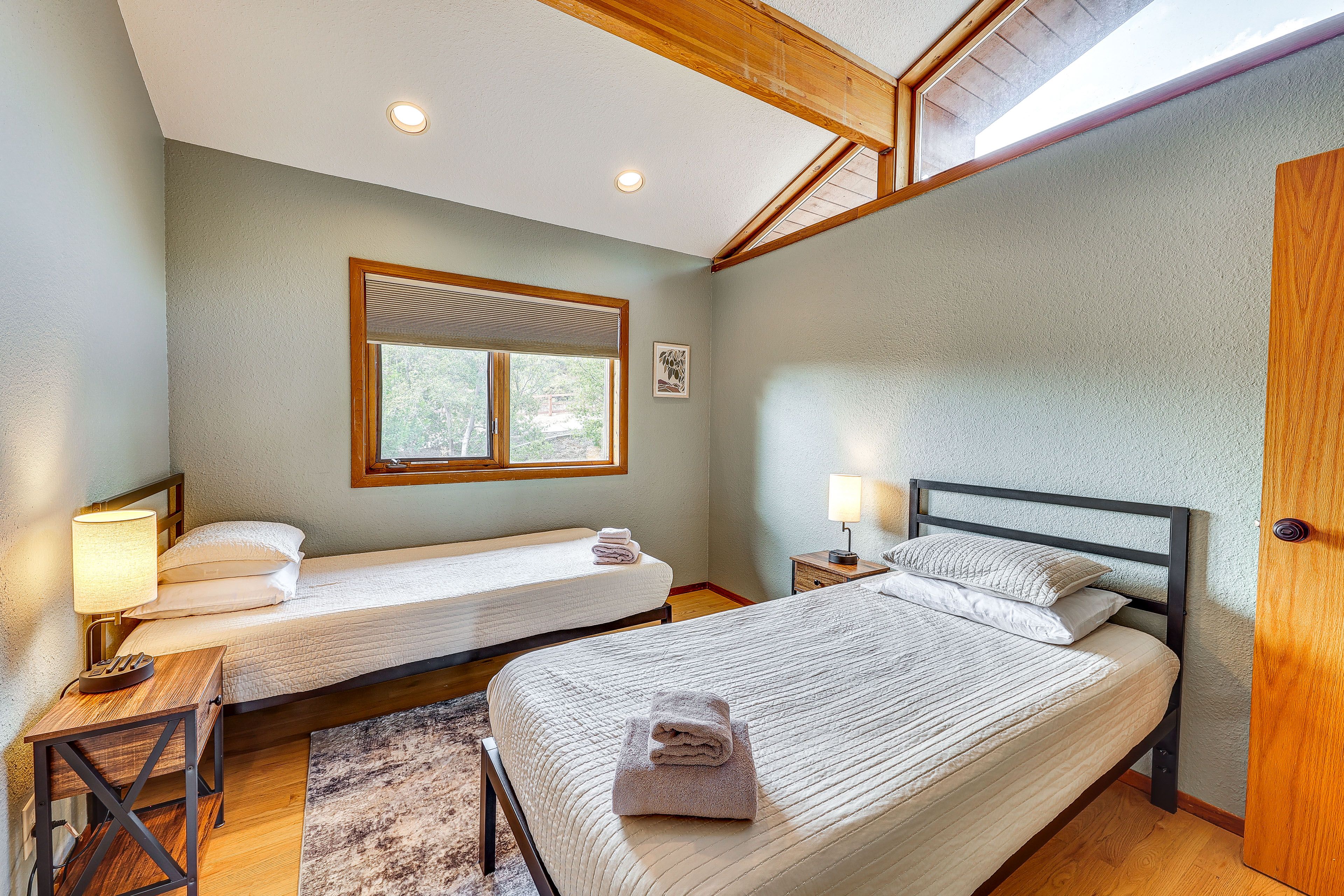 Bedroom 5 (Avocado) | 2 Twin Beds (Converts to King) | 2nd Floor